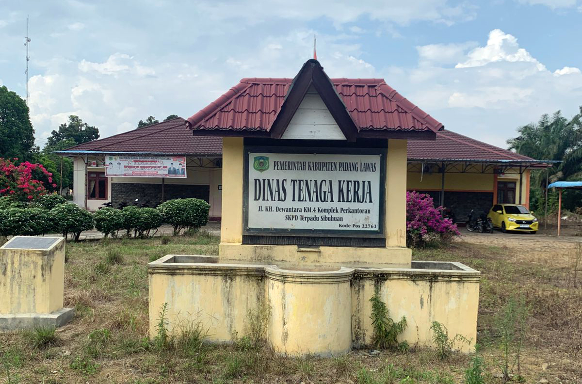Kantor Dinas Ketenagakerjaan Pemerintah Kabupaten Padang Lawas.