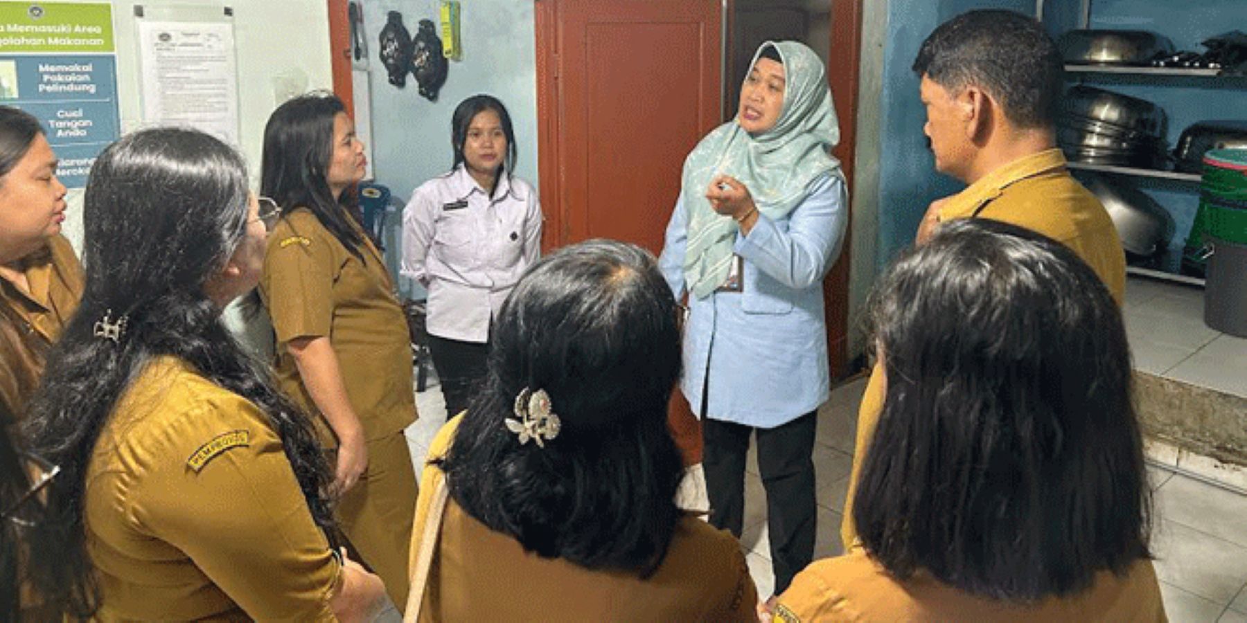 Kepala Perwakilan BKKBN Provinsi Sumatera Utara Dr. Fatmawati ST M.Eng saat melakukan monitoring di SPPG Kecamatan Balige, Kabupaten Toba.