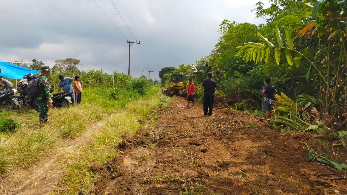 Personel Kodim 0207Simalungun bersama warga melakukan pembukaan jalan desa dalam Program Pra TMMD ke-127 di Nagori Bahapal, Kecamatan Raya.
