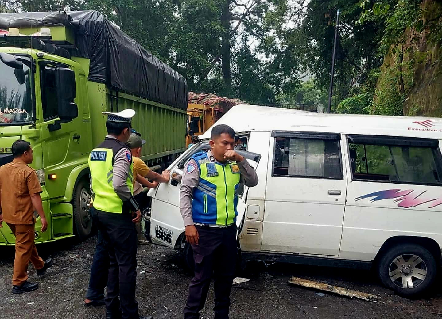 Kondisi minibus Mitsubishi Colt L300 dan truk Fuso Hino usai tabrakan di Jalinsum Padang Lawas Utara.