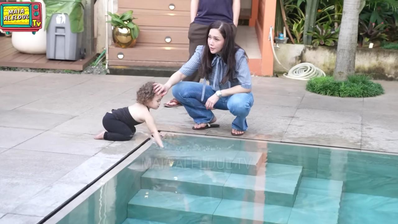 Kolam renang rumah Maia Estianty menggunakan air magnesium dengan desain modern tropis yang menyatu dengan lanskap hunian, menyerupai resort pribadi.