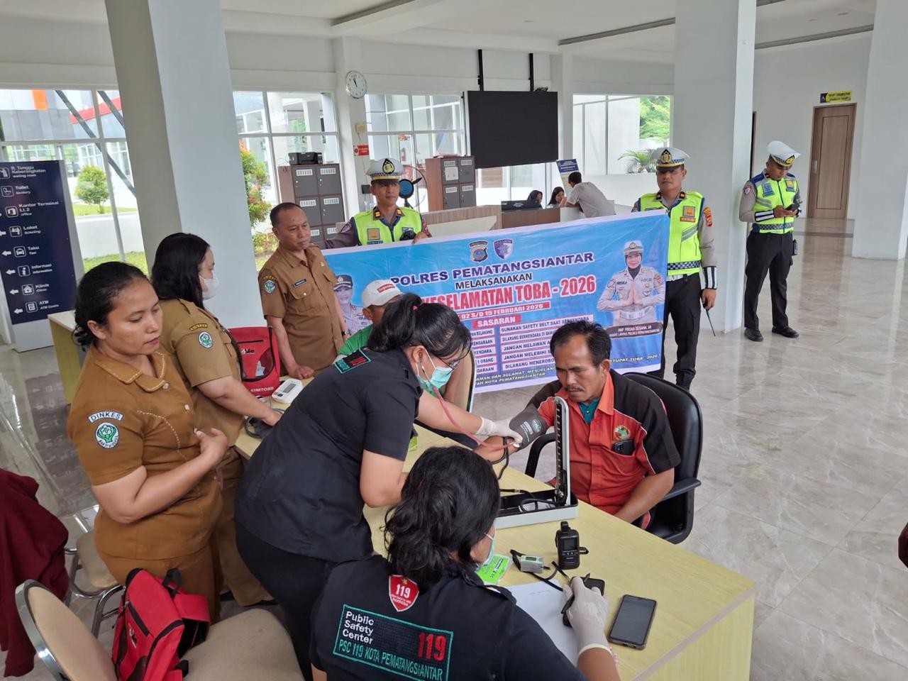 Petugas melakukan pemeriksaan kesehatan pengemudi angkutan umum dalam Operasi Keselamatan Toba 2026 di Terminal Tanjung Pinggir, Pematangsiantar.