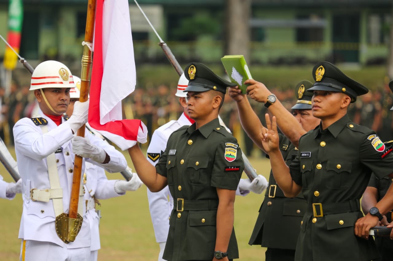 Pelantikan 21.885 prajurit Tamtama Infanteri TNI AD pada Upacara Penutupan Pendidikan Pertama Gelombang III TA 2025 di Rindam IBukit Barisan, Pematangsiantar.
