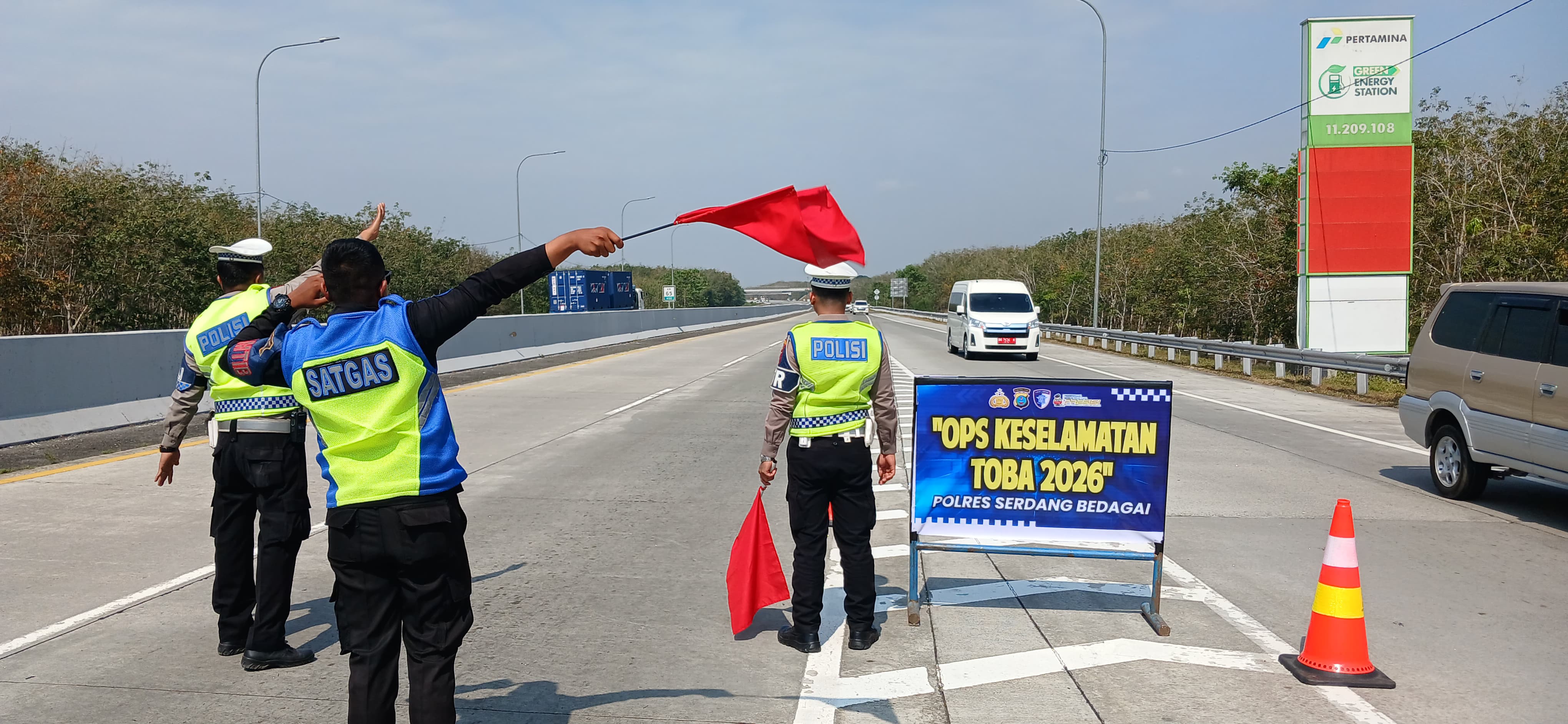 Petugas Polda Sumatera Utara melakukan penindakan pelanggaran lalu lintas dalam Operasi Keselamatan Toba 2026.