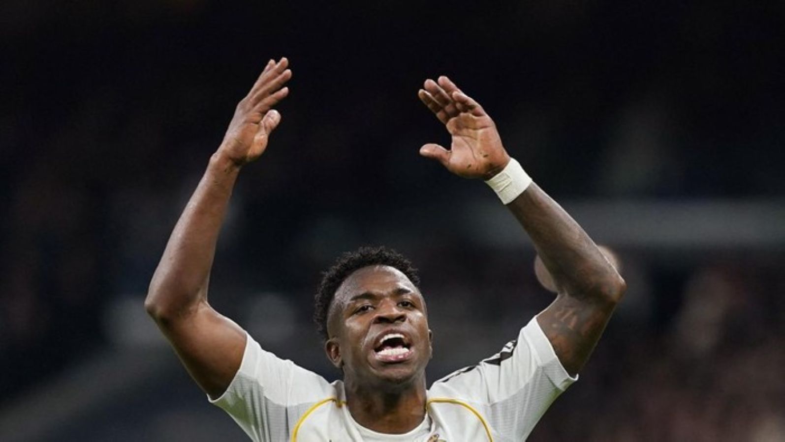 Vinicius Jr beraksi bersama Real Madrid. Al Hilal dikabarkan siap mencoba merekrut sang winger jika tersedia di bursa transfer.