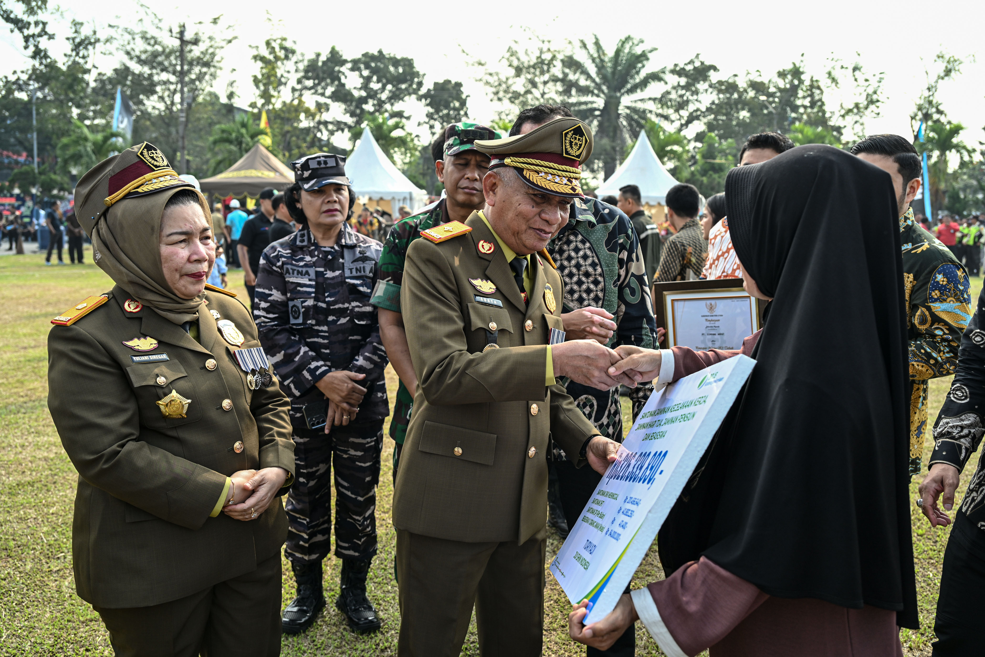 Wakil Gubernur Sumatera Utara Surya menyerahkan penghargaan Keselamatan dan Kesehatan Kerja (K3) kepada perusahaan penerima pada Apel Bulan K3 Tingkat Provinsi Sumut 2026 di Medan.