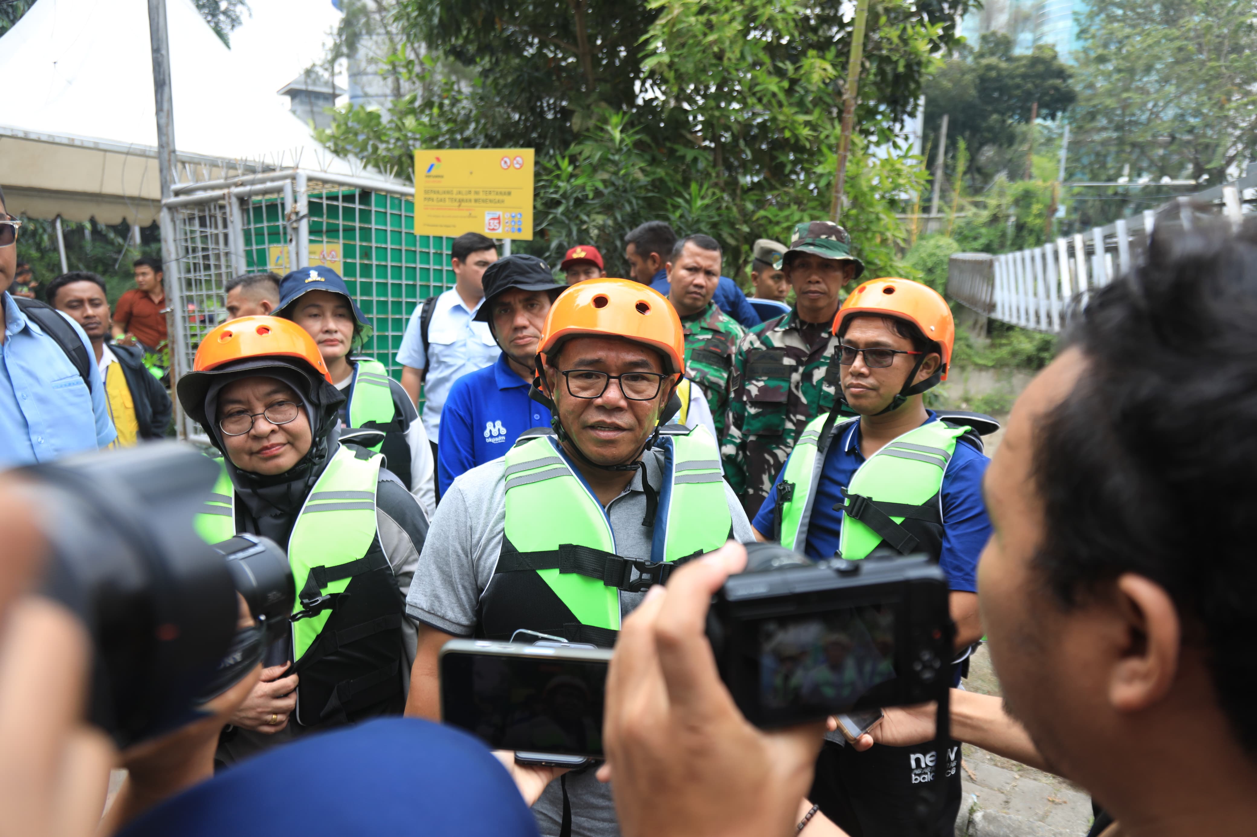 Wakil Wali Kota Medan Zakiyuddin Harahap meninjau Sungai Deli menggunakan perahu karet saat kegiatan pembersihan, Kamis (5/2/2026).