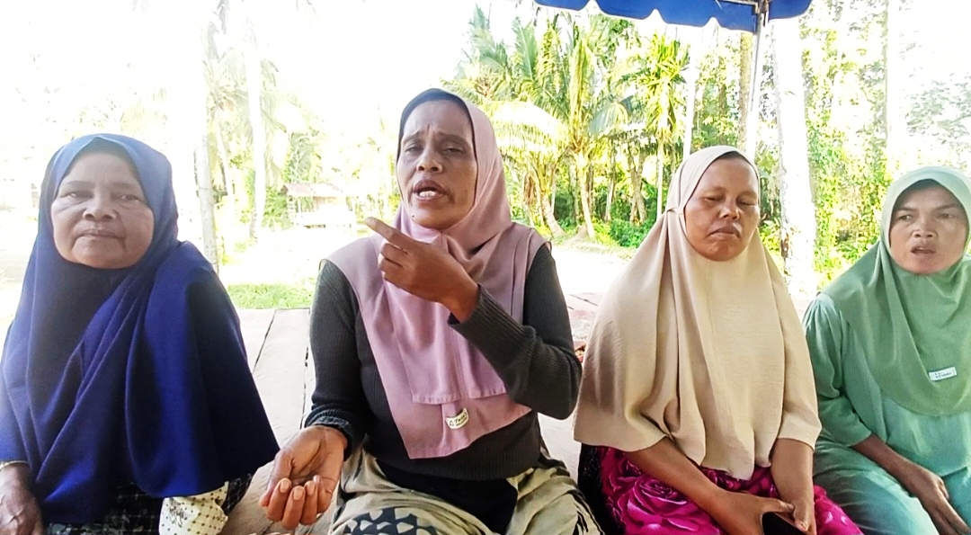 Warga, mayoritas ibu-ibu korban banjir bandang, memprotes penyaluran bantuan yang diduga tidak merata di Desa Sabungan Sipabangun.
