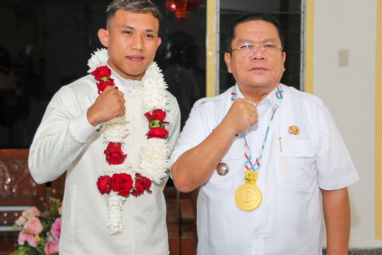 Wali Kota Pematangsiantar Wesly Silalahi saat ramah tamah dengan atlet bela diri juara internasional Riyan Jefri Hamonangan Lumbanbatu di rumah dinas wali kota.