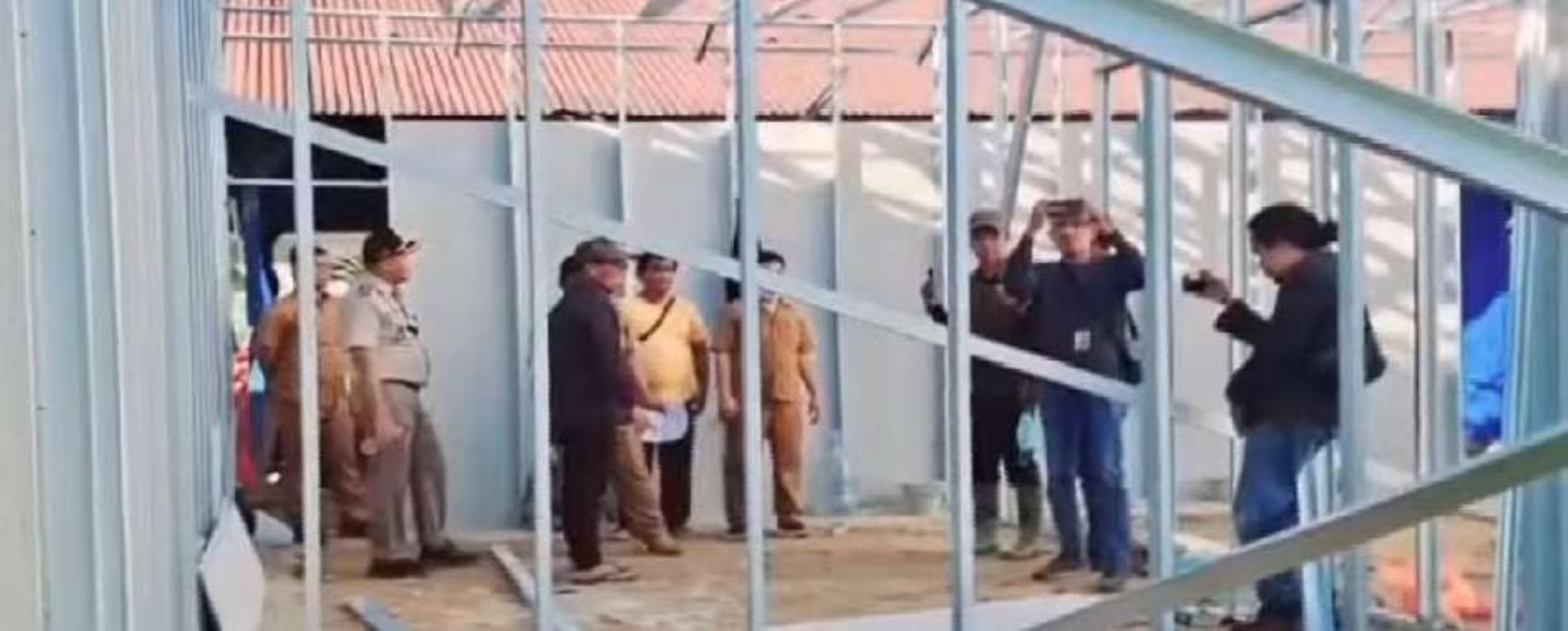 Pembangunan hunian sementara (huntara) bagi warga terdampak bencana di Kecamatan Tukka, Kabupaten Tapanuli Tengah.