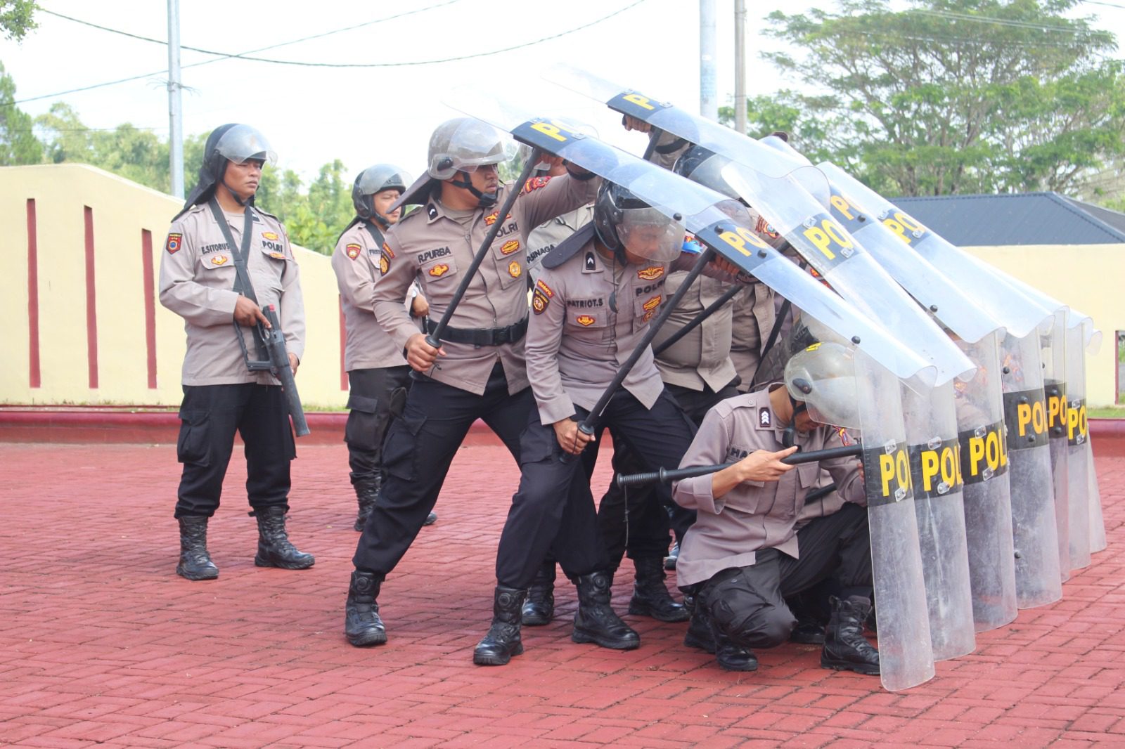 Personel Polres Simalungun mengikuti latihan pengendalian massa (dalmas) di lapangan Mapolres Simalungun.