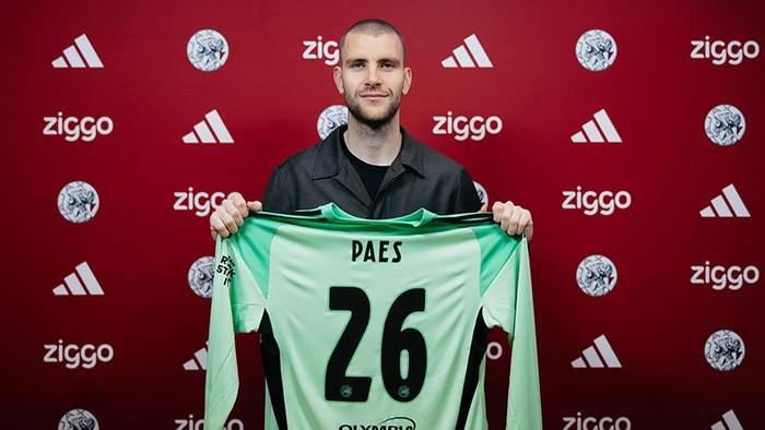 Maarten Paes dinilai memiliki tinggi badan ideal dan kekuatan fisik mumpuni untuk bersaing sebagai kiper Ajax Amsterdam.