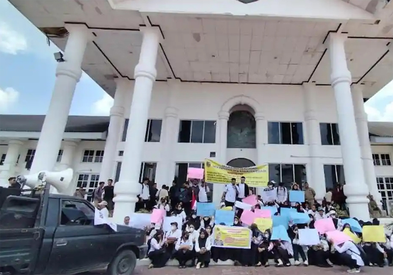 Guru honorer yang terancam dirumahkan mendatangi Kantor Bupati Asahan, Kamis (5/2).