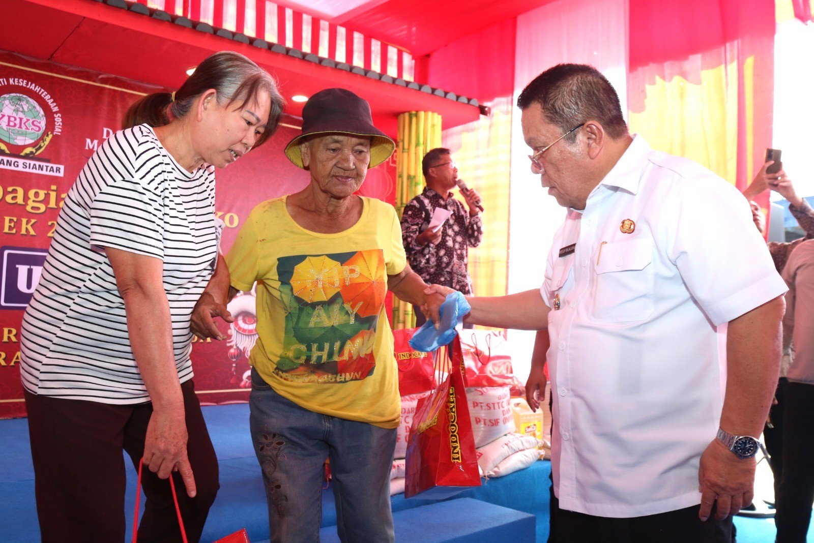 Wali Kota Pematangsiantar Wesly Silalahi bersama jajaran YBKS menyerahkan bantuan sosial kepada warga etnis Tionghoa kurang mampu menjelang Imlek 2026.