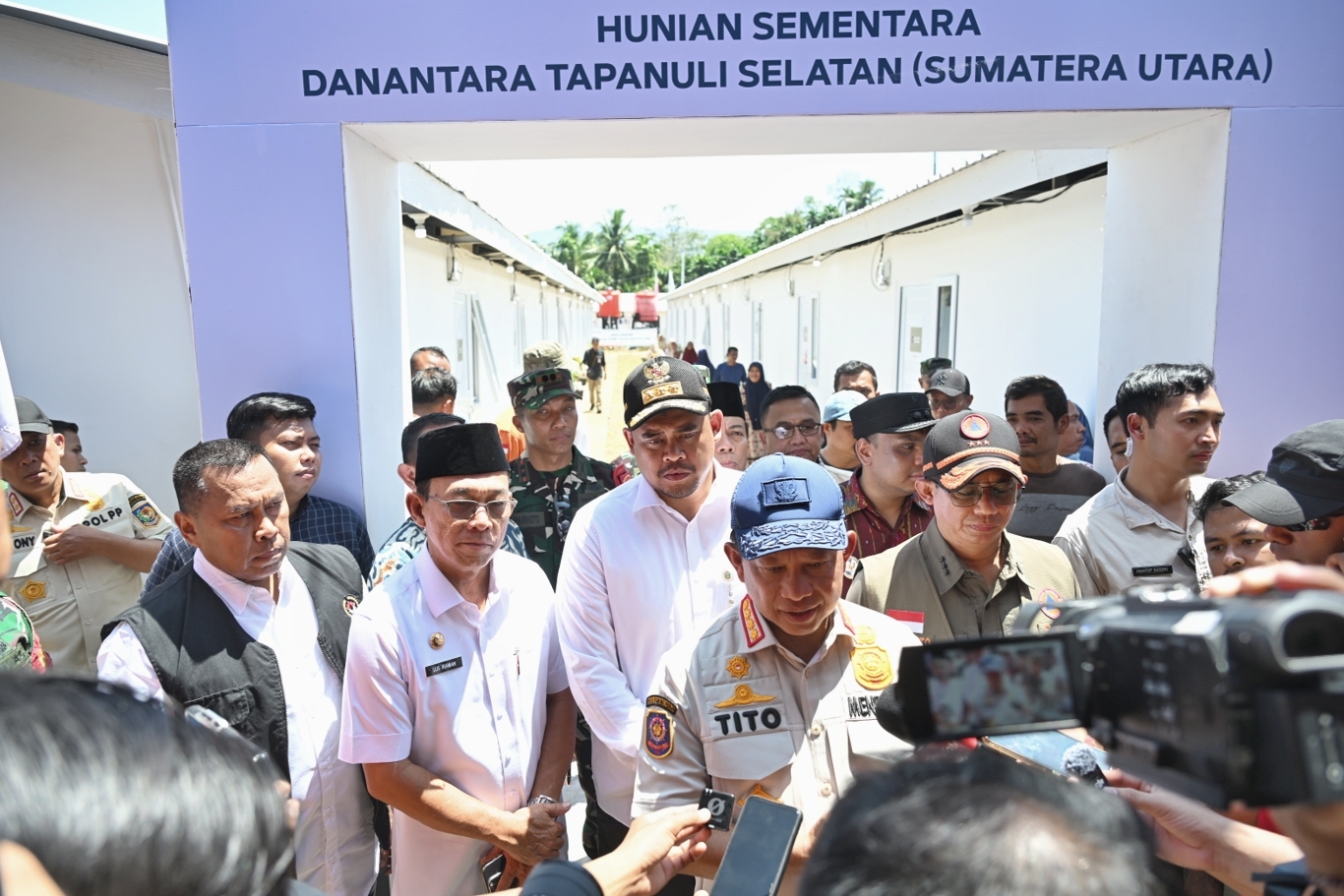 Gubernur Sumut Bobby Afif Nasution mendampingi Mendagri Tito Karnavian meninjau hunian sementara bagi warga terdampak bencana di Angkola Selatan, Tapanuli Selatan.