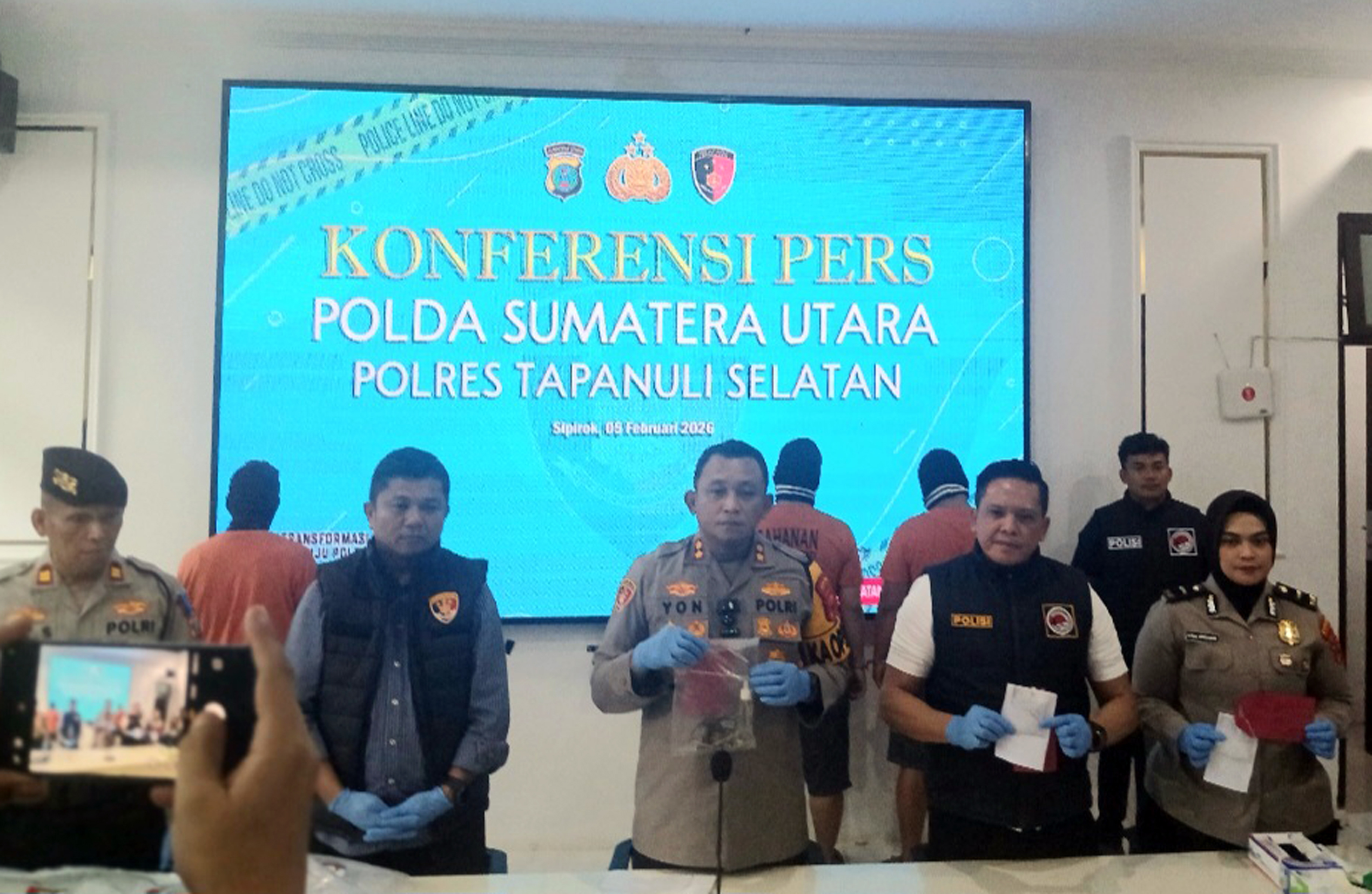 Kapolres Tapsel AKBP Yon Edi Winara bersama jajaran menunjukkan barang bukti narkoba.