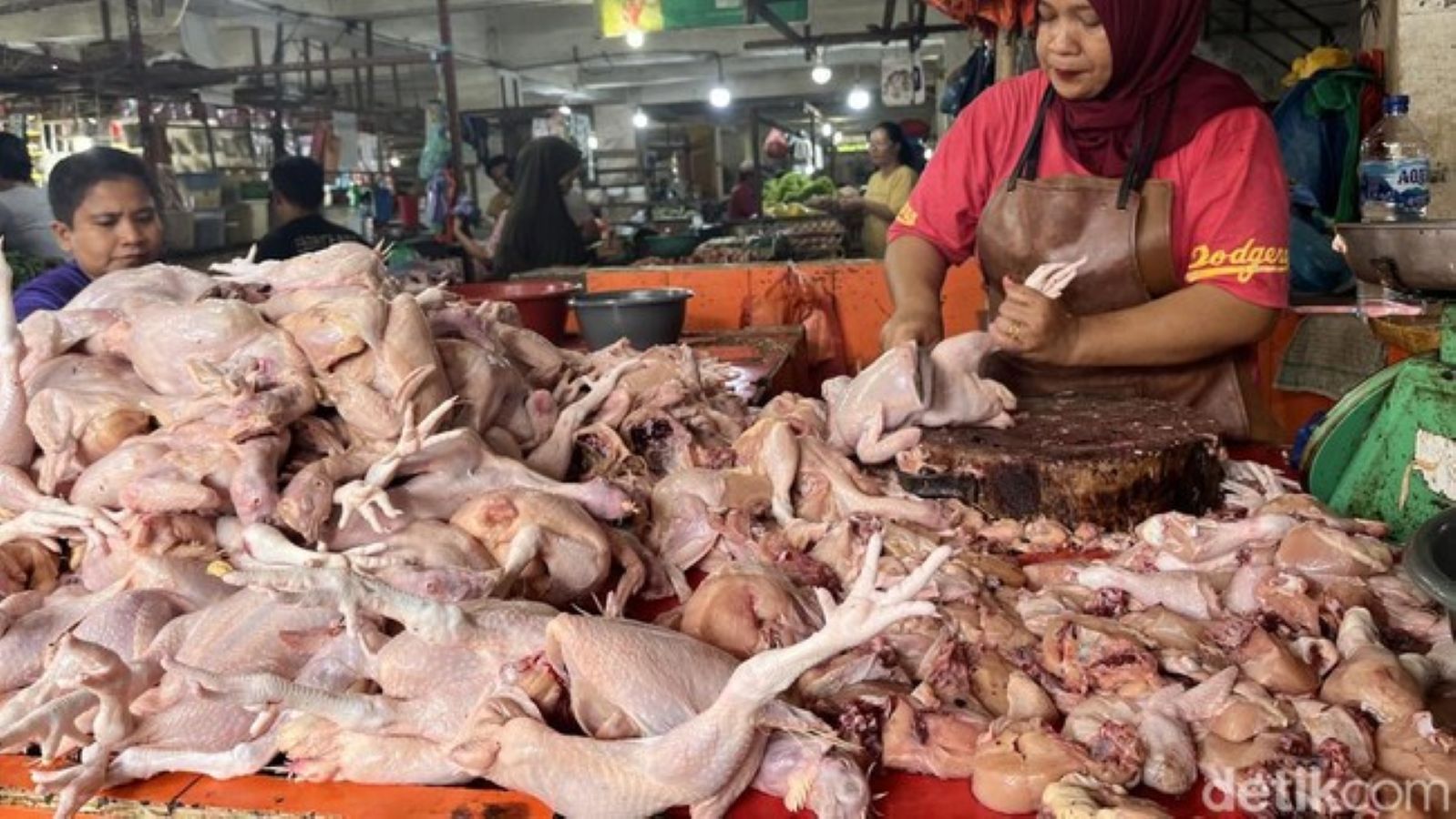 Pedagang melayani pembeli daging ayam di pasar tradisional Sumatera Utara, di tengah tren kenaikan harga ayam broiler.