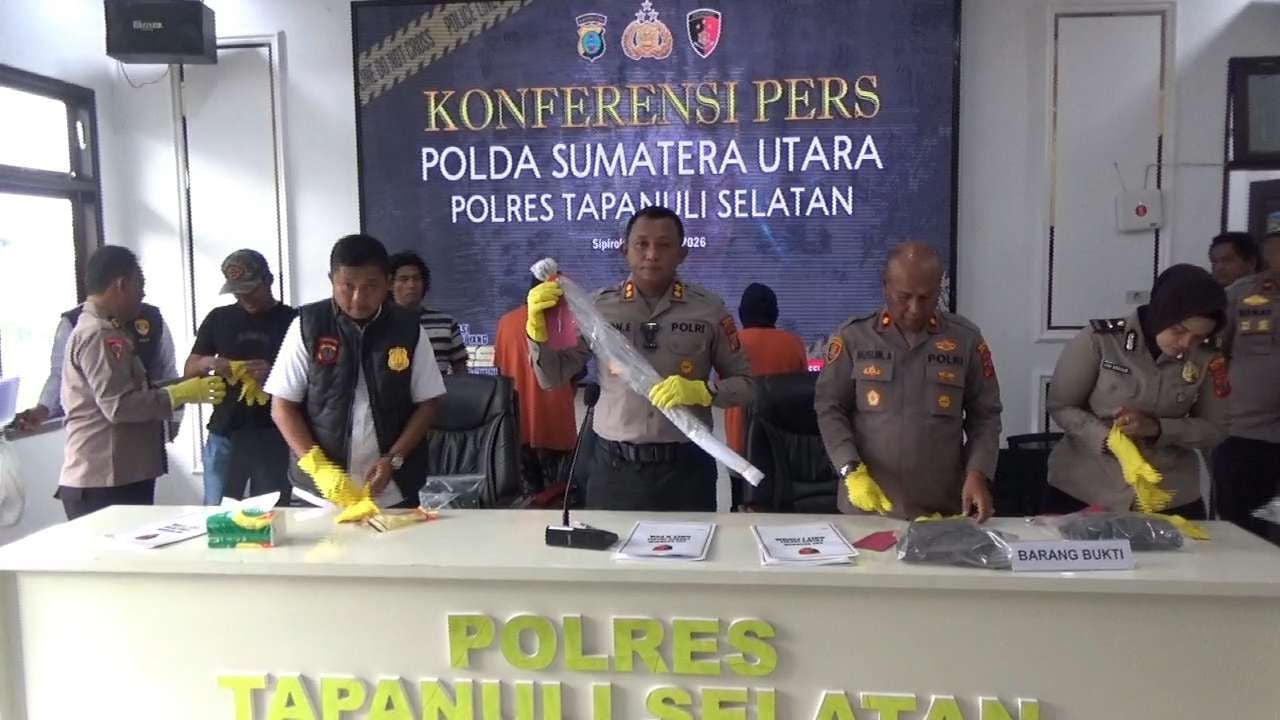 Kapolres Tapanuli Selatan, AKBP Yasir Ahmadi, saat merilis kasus pembunuhan akibat sengketa lahan di Mapolres Tapsel, Rabu (4/2/2026).