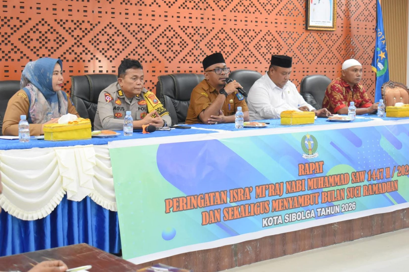 Rapat persiapan peringatan Isra Mikraj Nabi Muhammad SAW dan penyambutan Bulan Suci Ramadhan 1447 H di Aula Nusantara I, Kantor Wali Kota Sibolga.