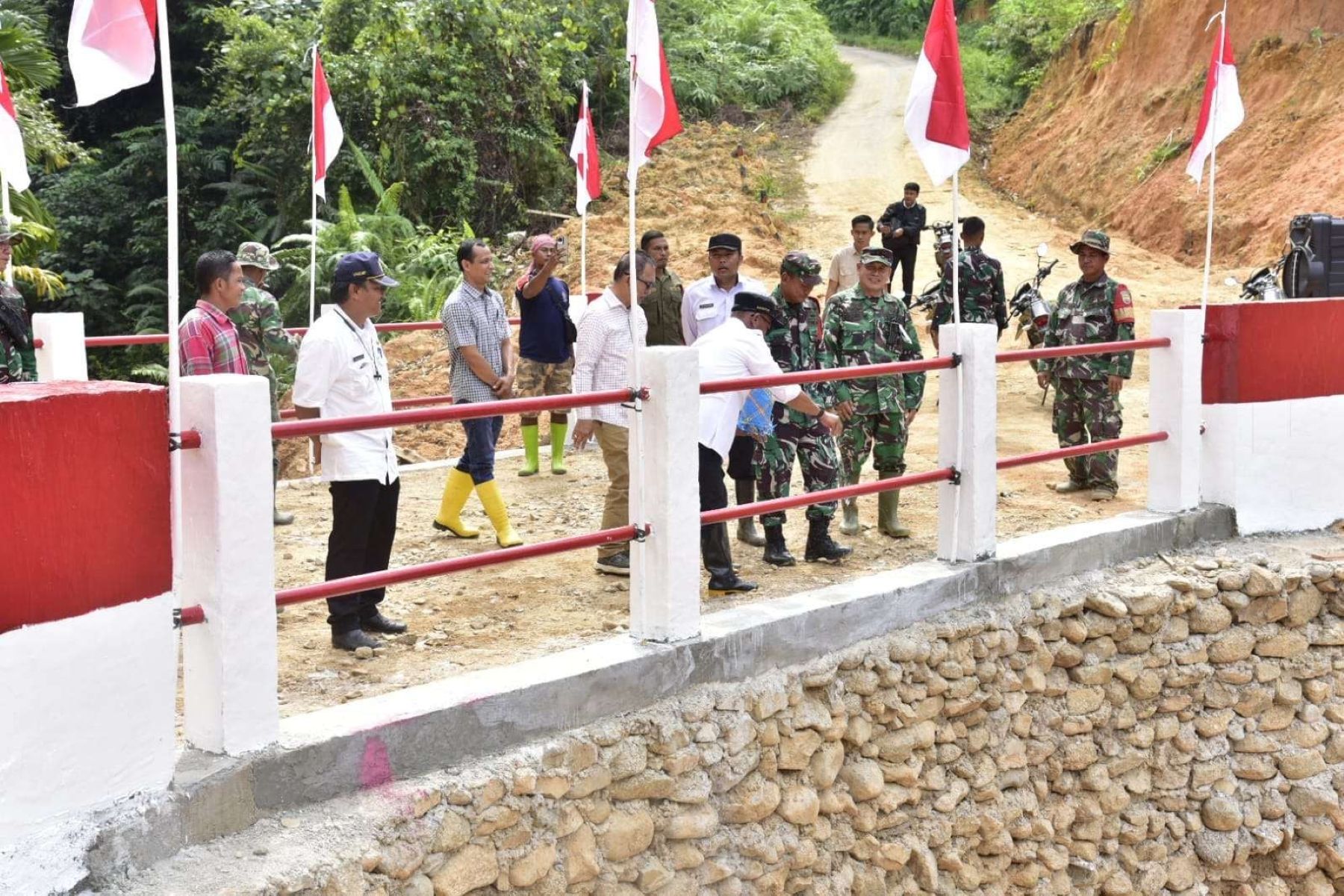 Personel Satgas Gulbencal Kodam I/Bukit Barisan bersama warga menyelesaikan pembangunan jembatan Armco di Desa Bair, Tapian Nauli, Tapteng.