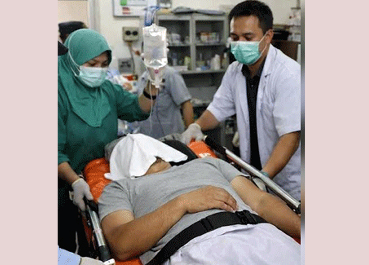 Petugas membawa tahanan titipan yang meninggal dunia ke RSUD Kotapinang, Kabupaten Labuhanbatu Selatan.
