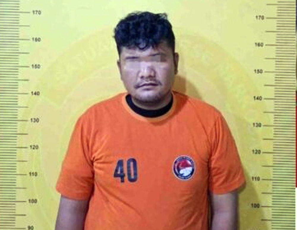 Tersangka MT (42) diamankan Satres Narkoba Polres Labuhanbatu terkait kasus peredaran narkotika jenis sabu.