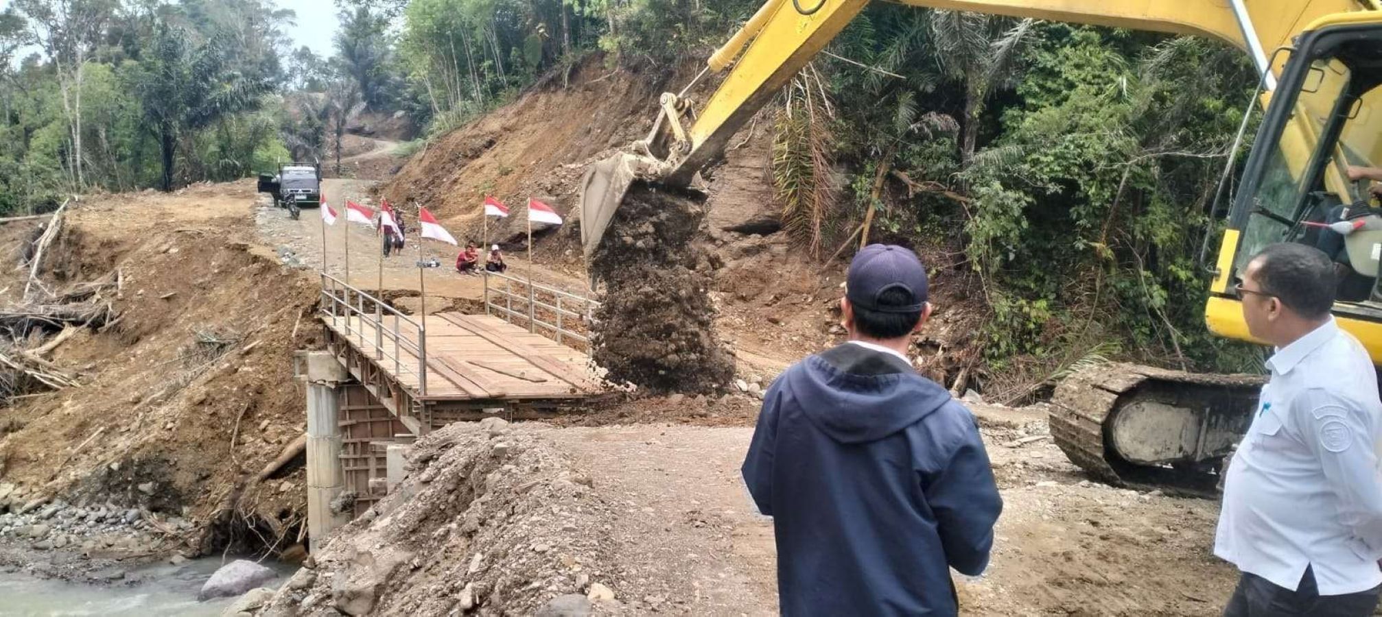 Sekda Humbahas Chiristison R. Marbun bersama jajaran meninjau lokasi jalan putus di Desa Batu Nagodang Siatas, Kecamatan Onan Ganjang.