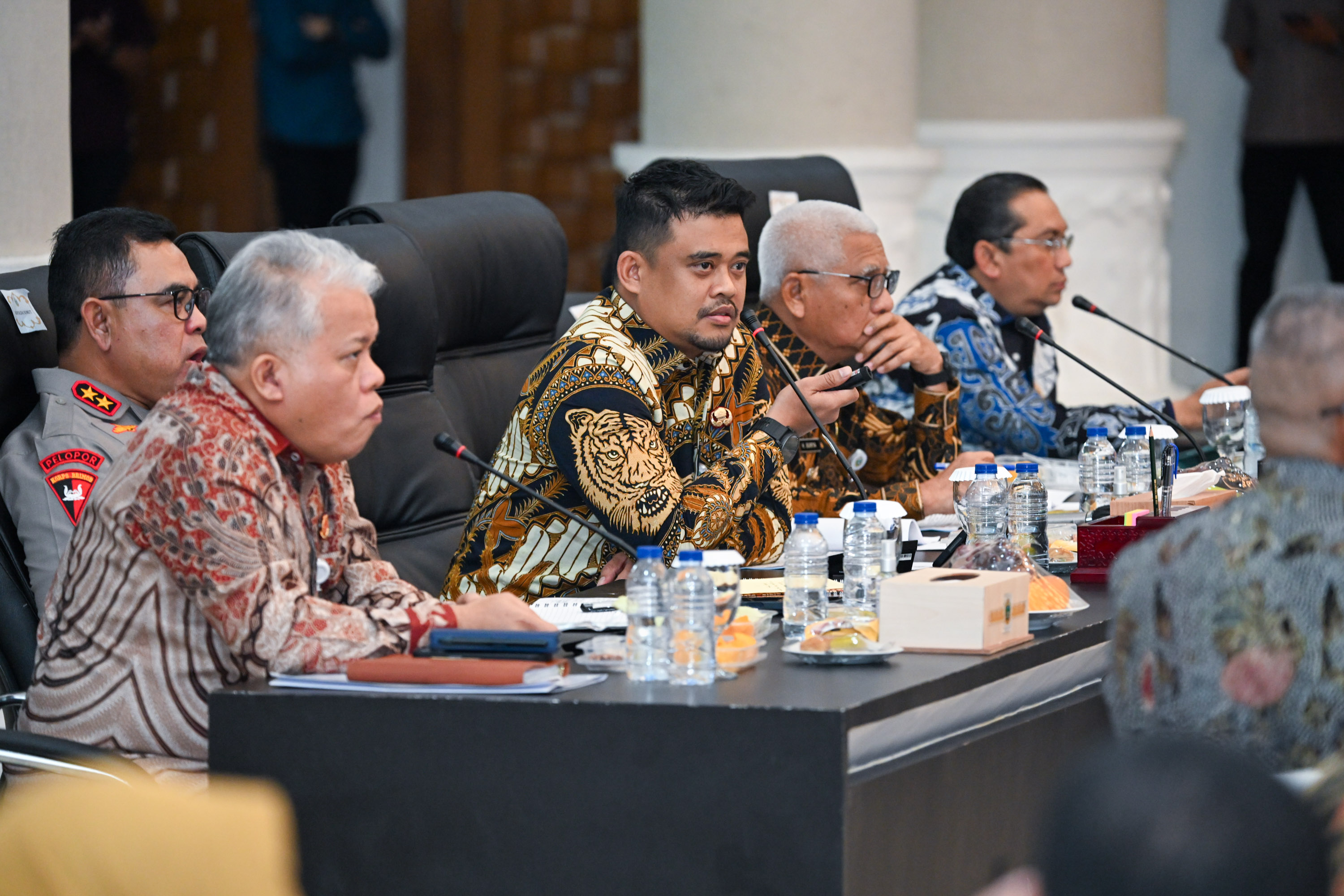 Gubernur Sumatera Utara Bobby Nasution memimpin High Level Meeting Tim Pengendalian Inflasi Daerah (TPID) di Aula Raja Inal Siregar, Kantor Gubernur Sumut, Medan, Jumat (6/2/2026).