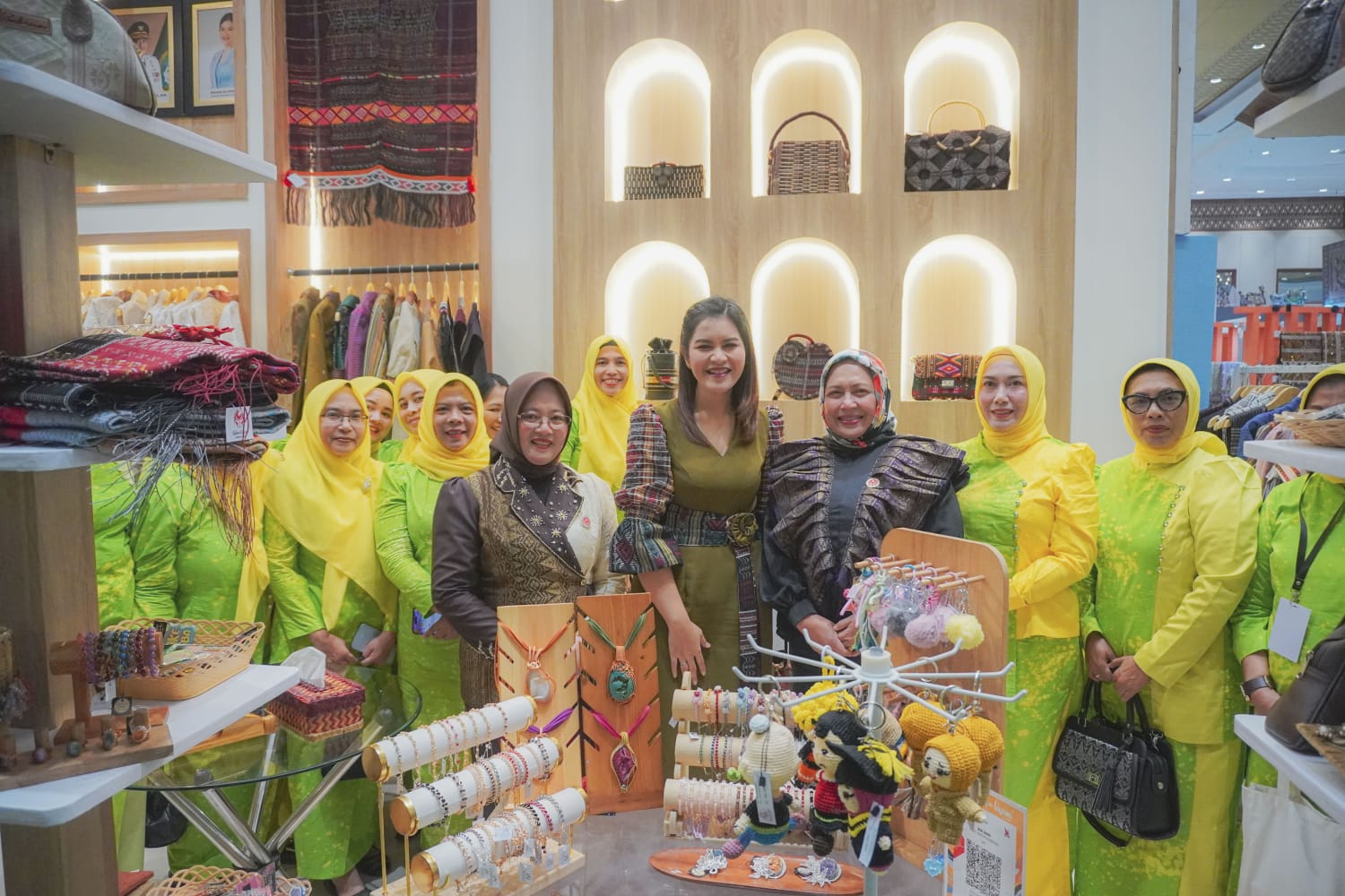 Ketua Dekranasda Kabupaten Batu Bara, Ny. Henny Heridawaty Baharuddin, menghadiri pembukaan pameran kerajinan terbesar di Indonesia, INACRAFT 2026.