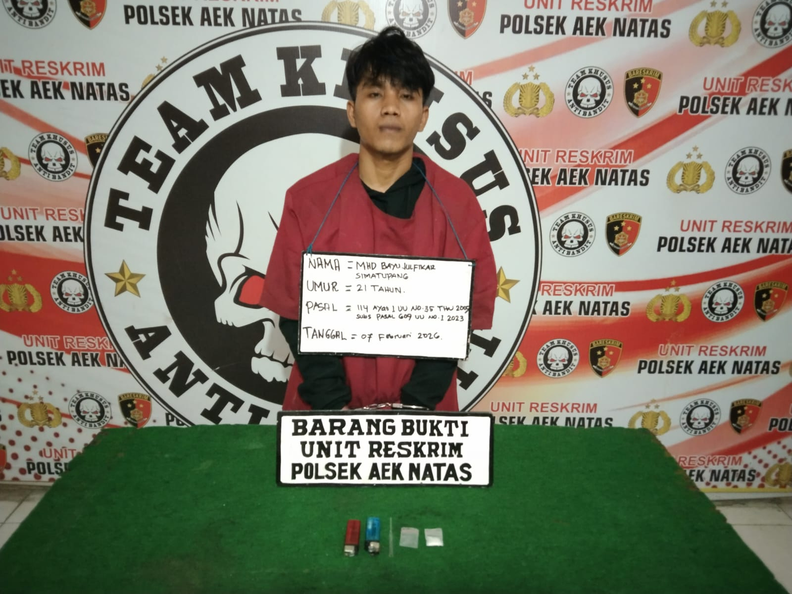 Tersangka dan barang bukti.