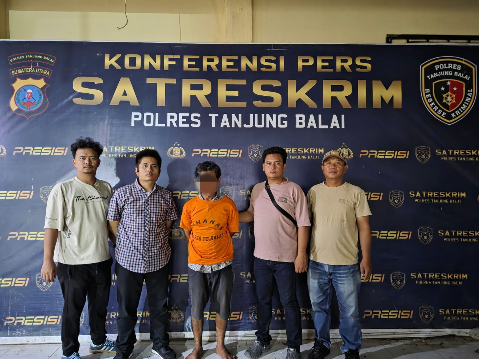Tersangka (tengah) dan barang bukti.