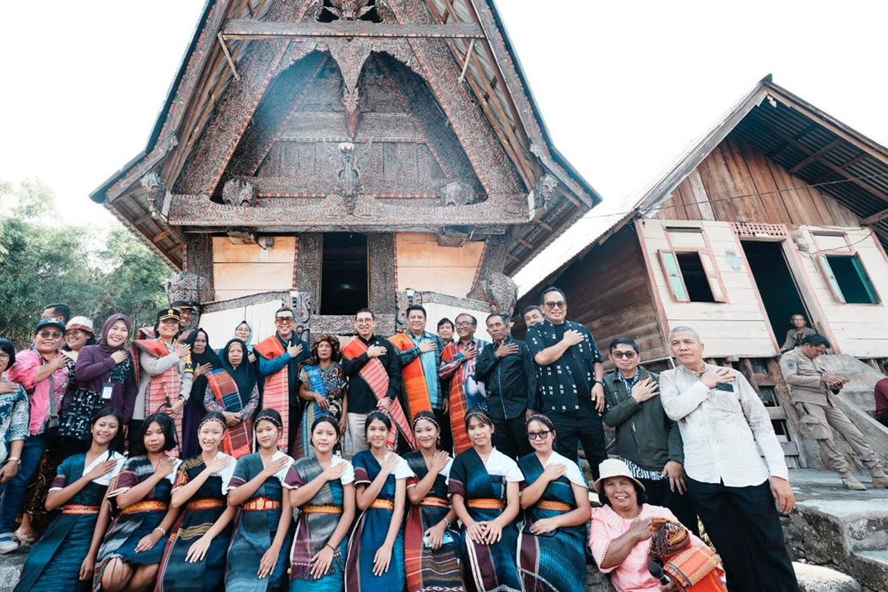 Menteri Kebudayaan RI Fadli Zon didampingi Bupati Samosir Vandiko T. Gultom dan Wakil Bupati Ariston Tua Sidauruk saat meninjau Museum Pusaka Batak di Pangururan, Samosir.