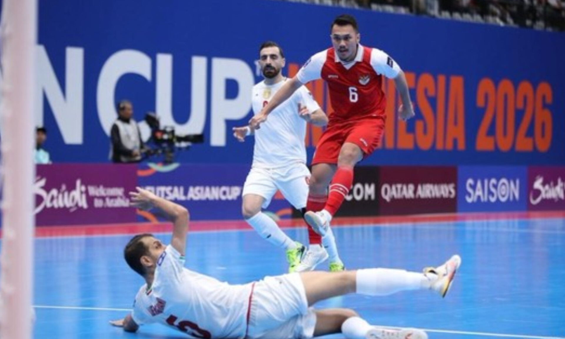 Pemain Indonesia dan Iran berebut bola pada laga final Piala Asia Futsal 2026 di Indonesia Arena yang berakhir dramatis hingga adu penalti.