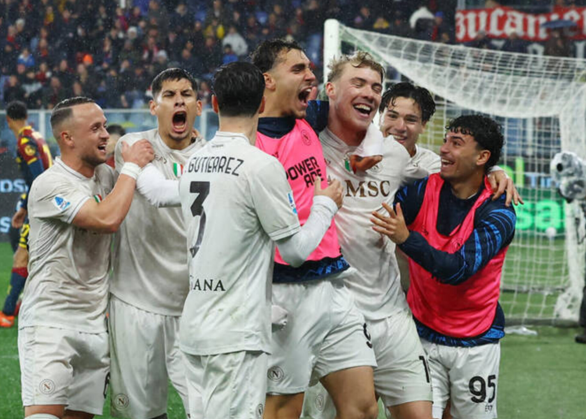 Rasmus Hojlund merayakan gol penalti penentu kemenangan Napoli atas Genoa pada laga Liga Italia di Stadion Luigi Ferraris.