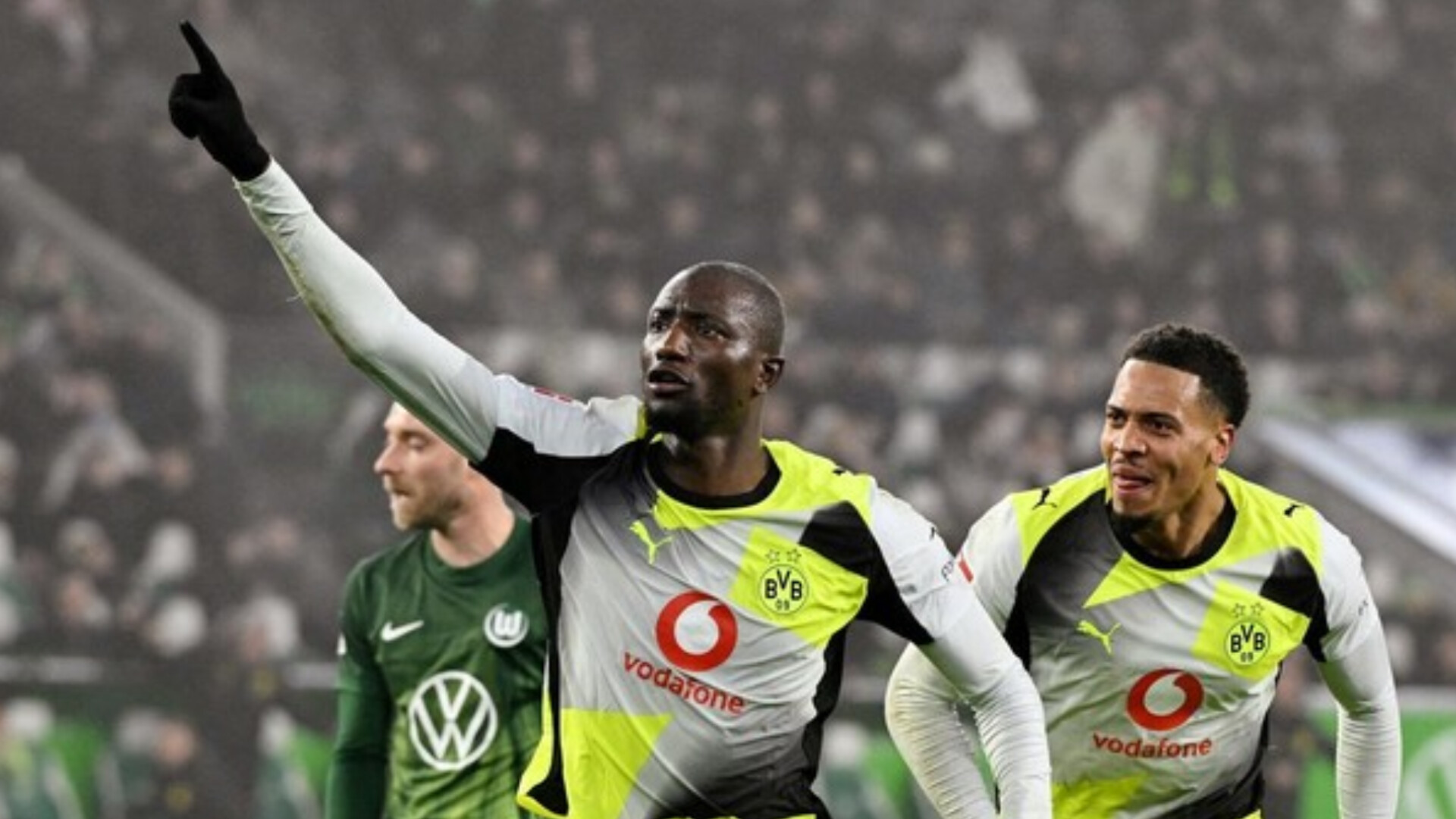 Serhou Guirassy merayakan gol kemenangan Borussia Dortmund ke gawang Wolfsburg pada laga Bundesliga di Volkswagen Arena.