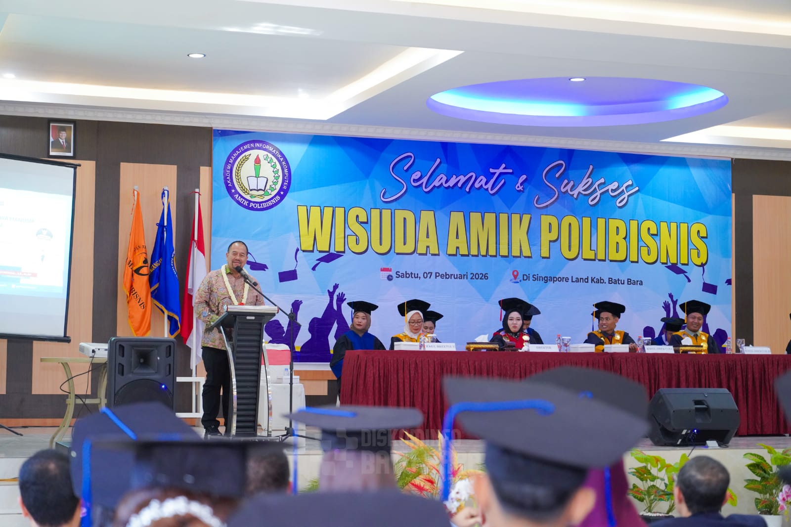 Wisuda Diploma Angkatan I Akademi Manajemen Informatika dan Komputer (AMIK) Polibisnis Perdagangan Tahun 2026 di Singapore City Hotel, Kecamatan Sei Balai.
