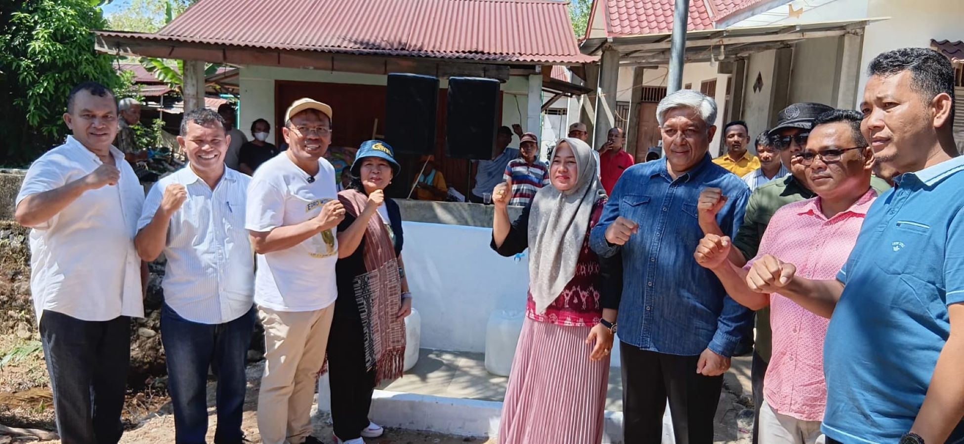 Advokat Sihar Sihite (kiri) bersama Ny. St. Drs. RRH SitumeangBoru Manurung dan Sekda Tapteng usai peresmian fasilitas air bersih di Kelurahan Sipange, Tukka, Tapteng.
