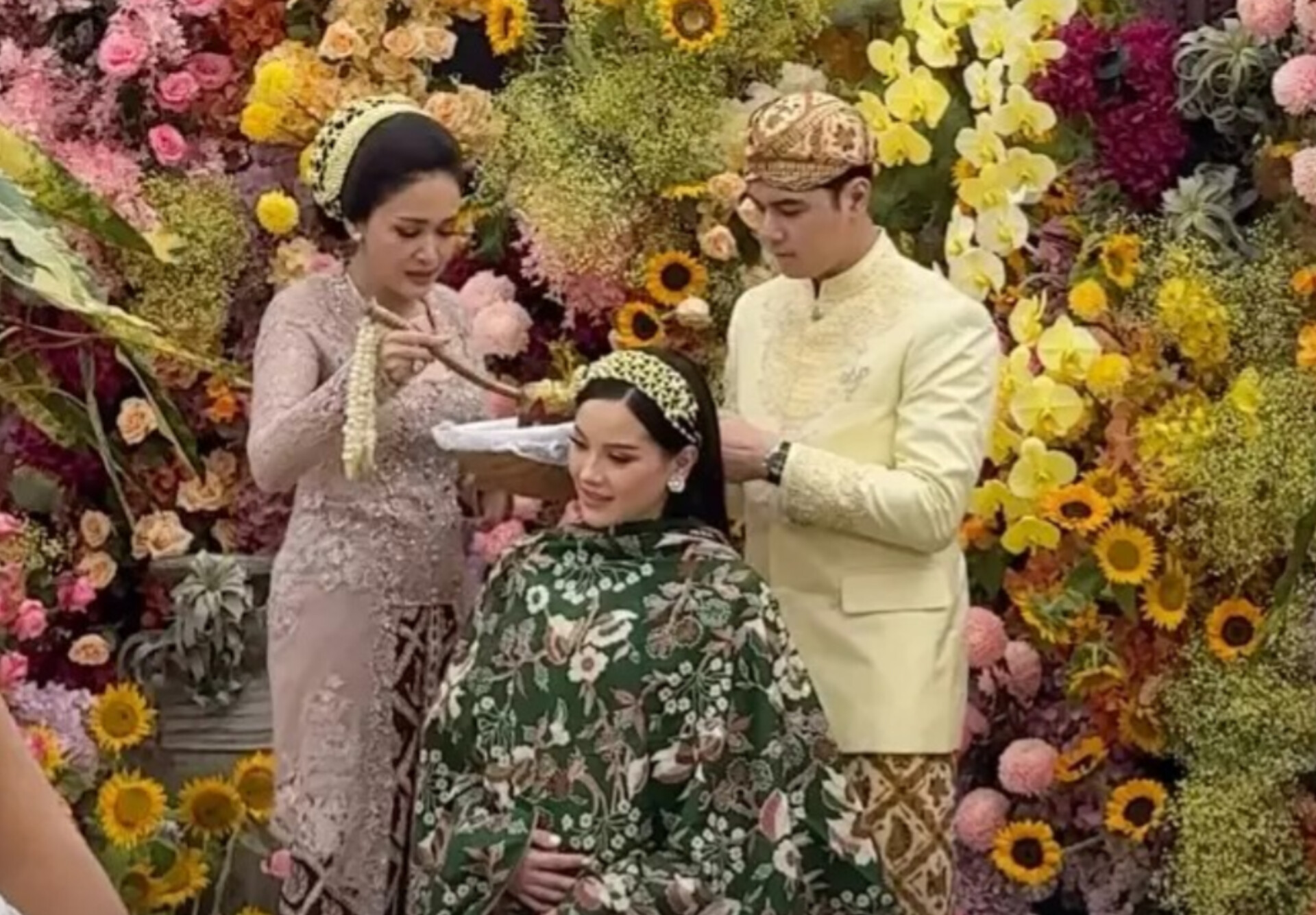 Al Ghazali dan Alyssa Daguise saat menggelar acara syukuran tujuh bulanan kehamilan anak pertama dengan adat Sunda.