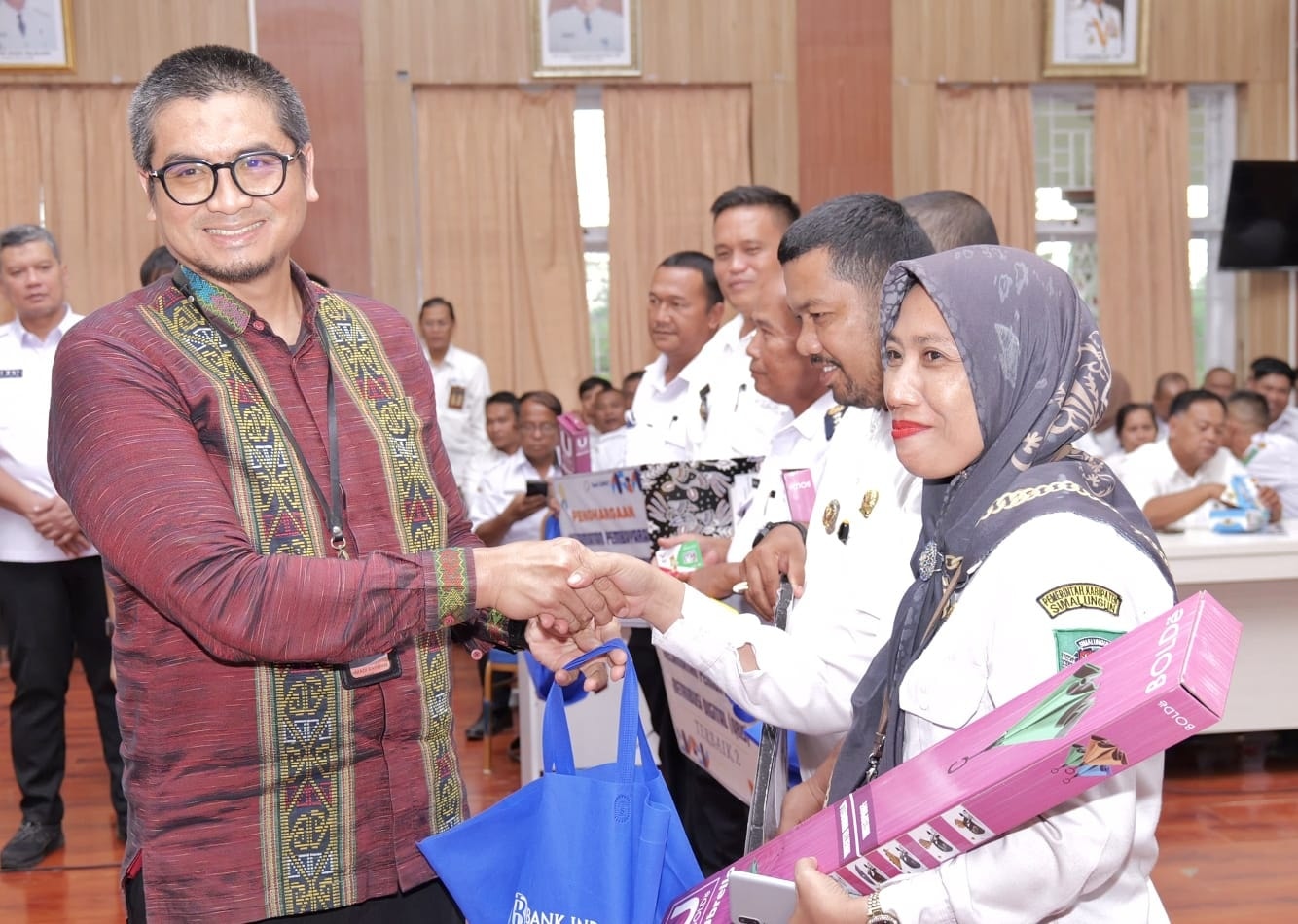 Kepala Perwakilan BI Pematangsiantar Ahmadi Rahman menyerahkan penghargaan P2DD kepada kecamatan terbaik di Kabupaten Simalungun.