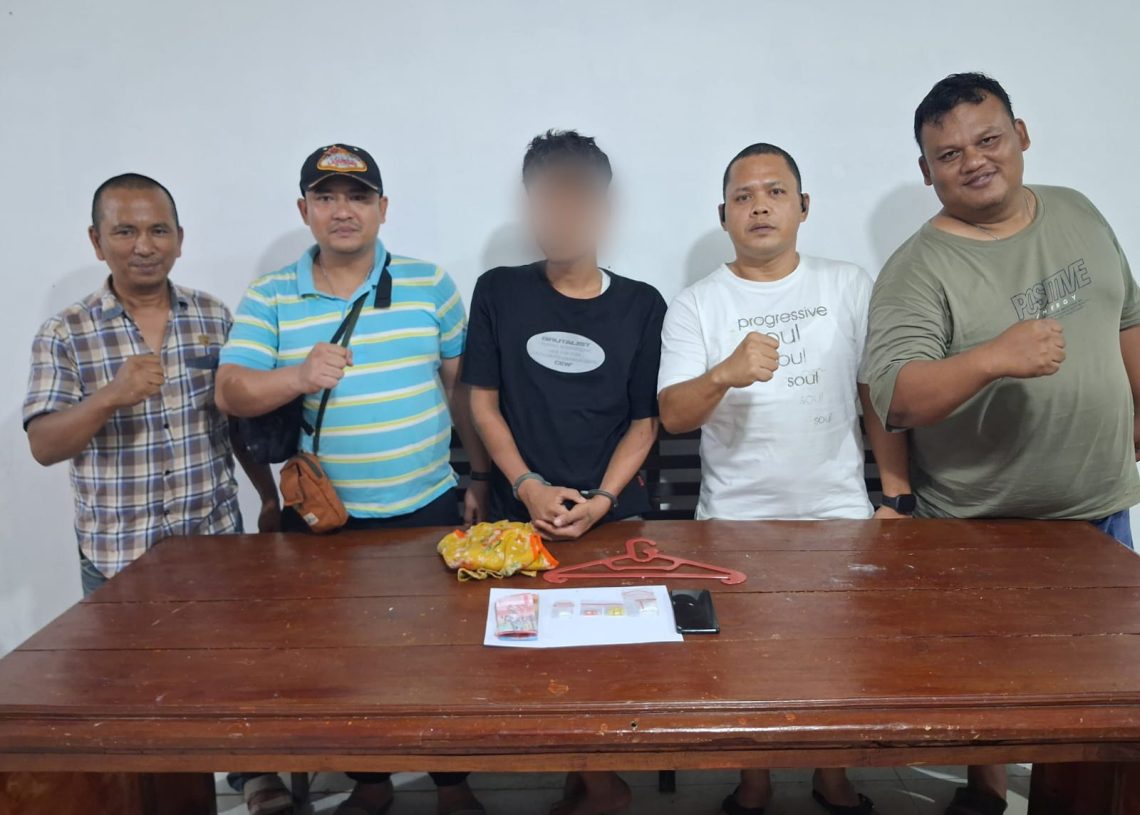 Bandar narkoba DR alias Pantek saat diamankan personel Polsek Perdagangan usai penggerebekan di Kecamatan Bandar, Simalungun.