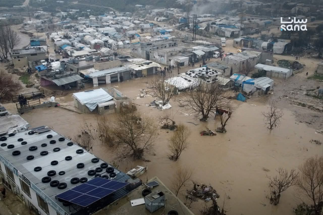 banjir yang melanda wilayah barat laut Suriah akibat hujan lebat, merusak kamp pengungsi dan menewaskan tiga orang.