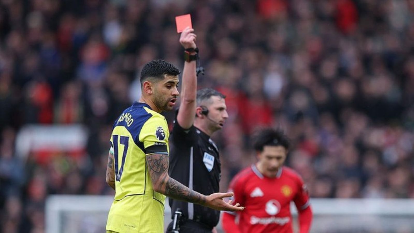 Bek Tottenham Hotspur Cristian Romero saat menerima kartu merah dalam laga melawan Manchester United di Old Trafford, Sabtu (722026).