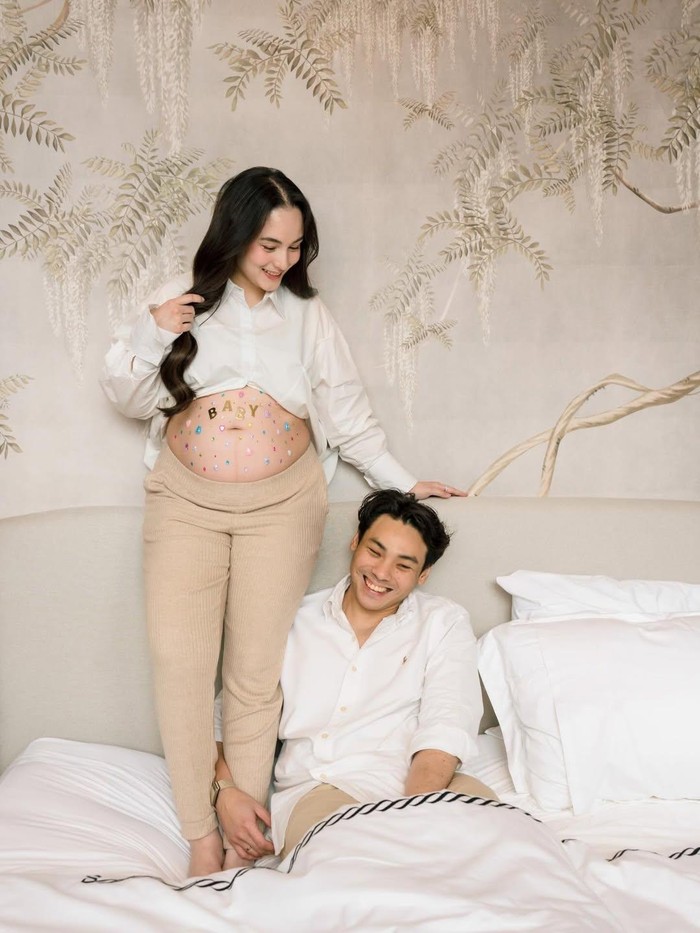Chelsea Islan memamerkan baby bump bersama suami, Rob Clinton Kardinal, usai mengumumkan kehamilan anak pertama melalui Instagram.
