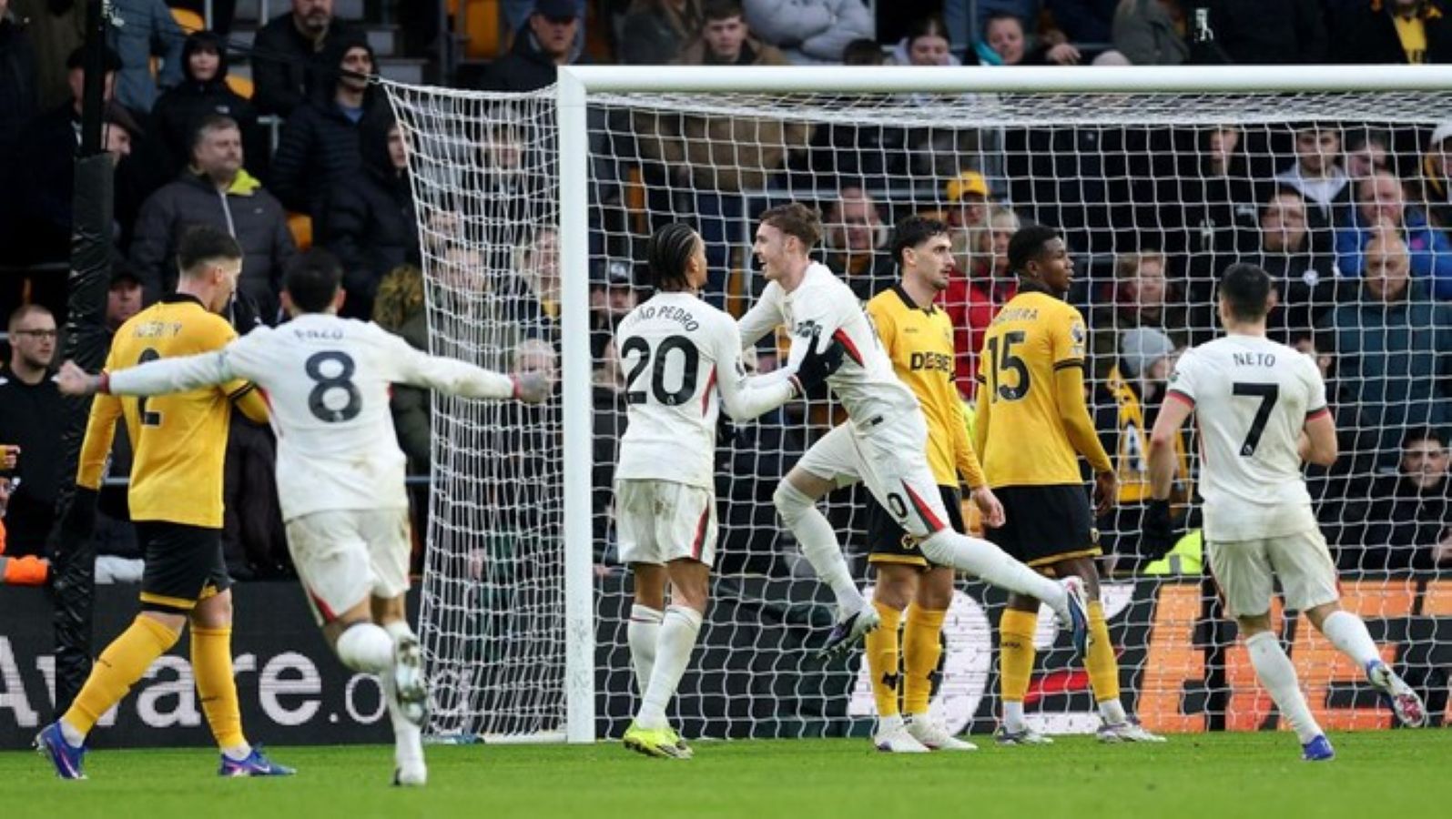Cole Palmer merayakan gol ke gawang Wolverhampton usai mencetak hattrick dalam kemenangan Chelsea 3-1 di Stadion Molineux.