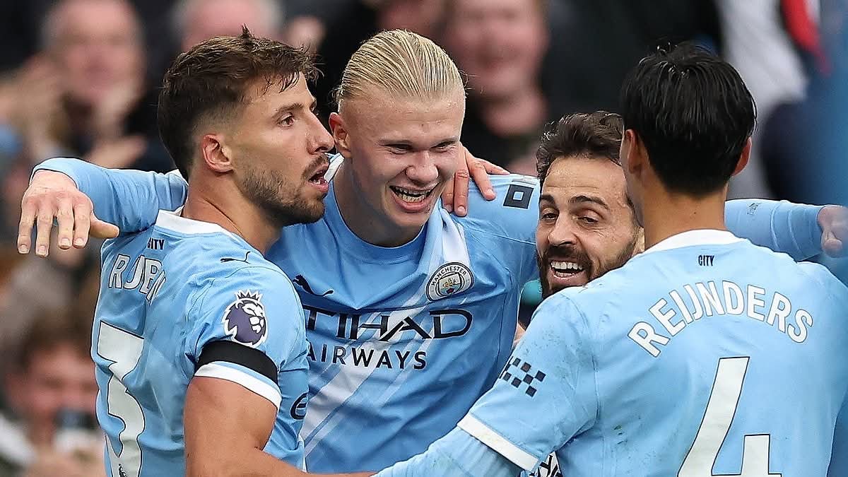 Erling Haaland merayakan gol penalti penentu kemenangan Manchester City atas Liverpool pada laga Liga Inggris di Anfield.