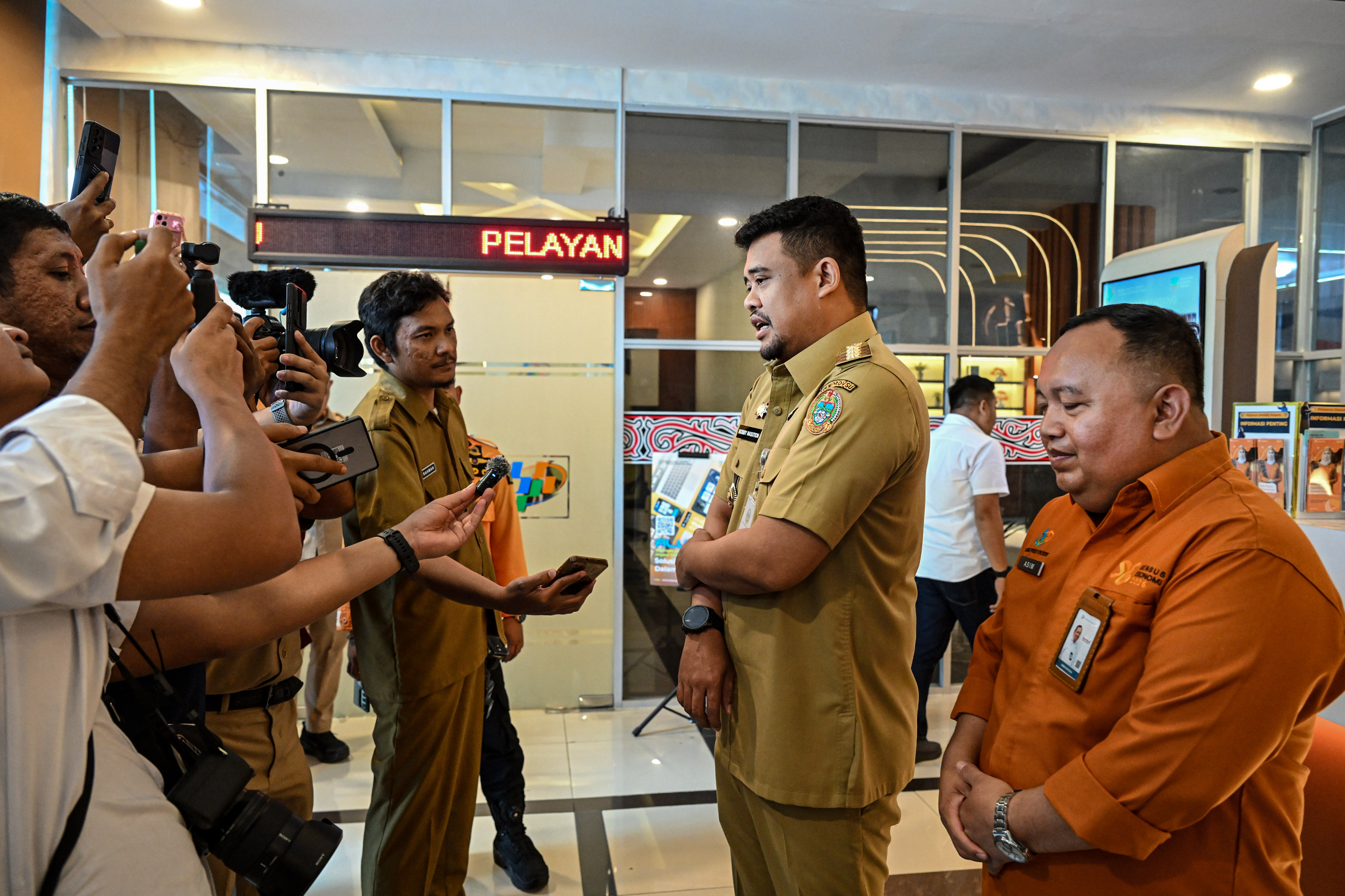 Gubernur Sumatera Utara Muhammad Bobby Afif Nasution didampingi sejumlah OPD saat kunjungan dan diskusi di Kantor BPS Sumut, Medan, Senin (9/2/2026).