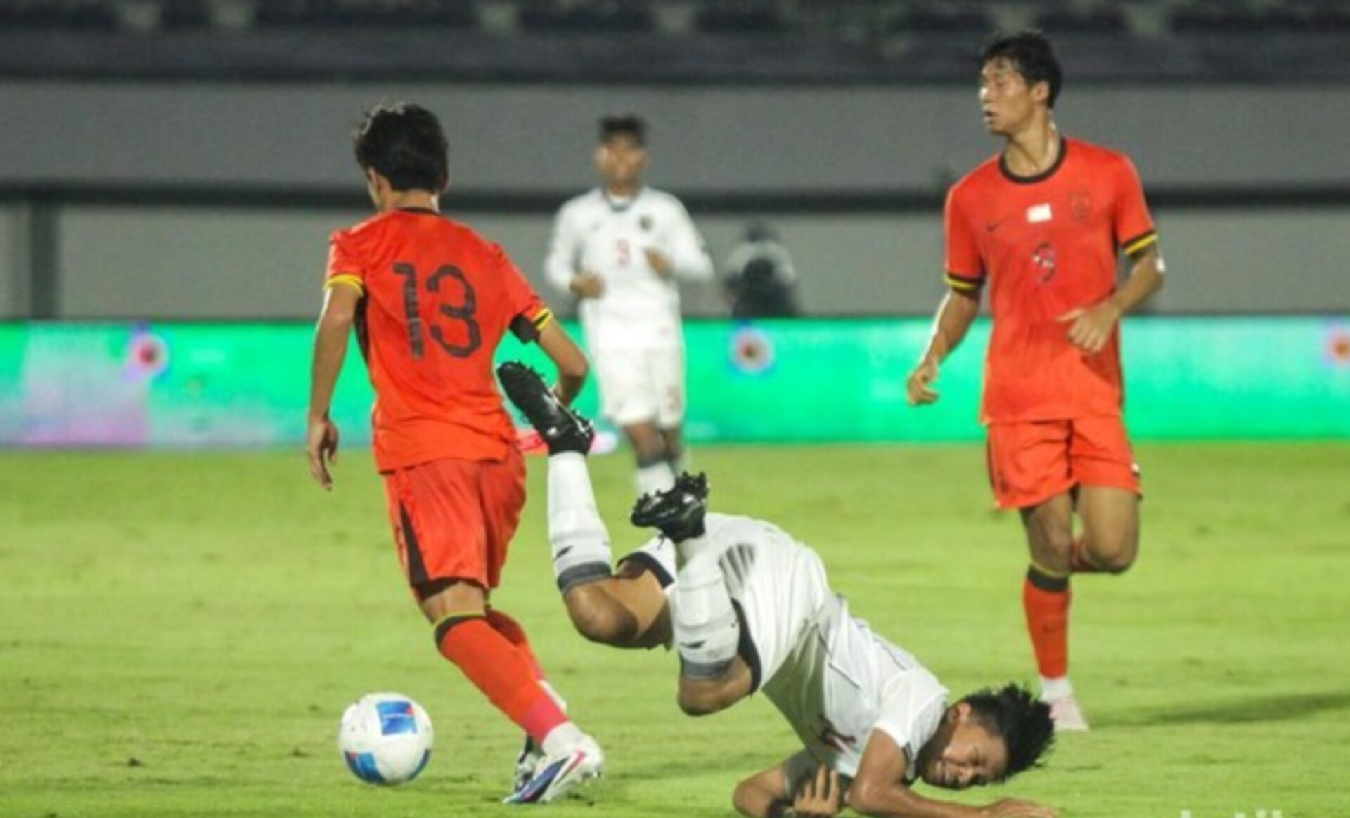 Pemain Timnas Indonesia U-17 berusaha menghalau serangan China U-17 dalam laga uji coba internasional di Indomilk Arena, Tangerang.