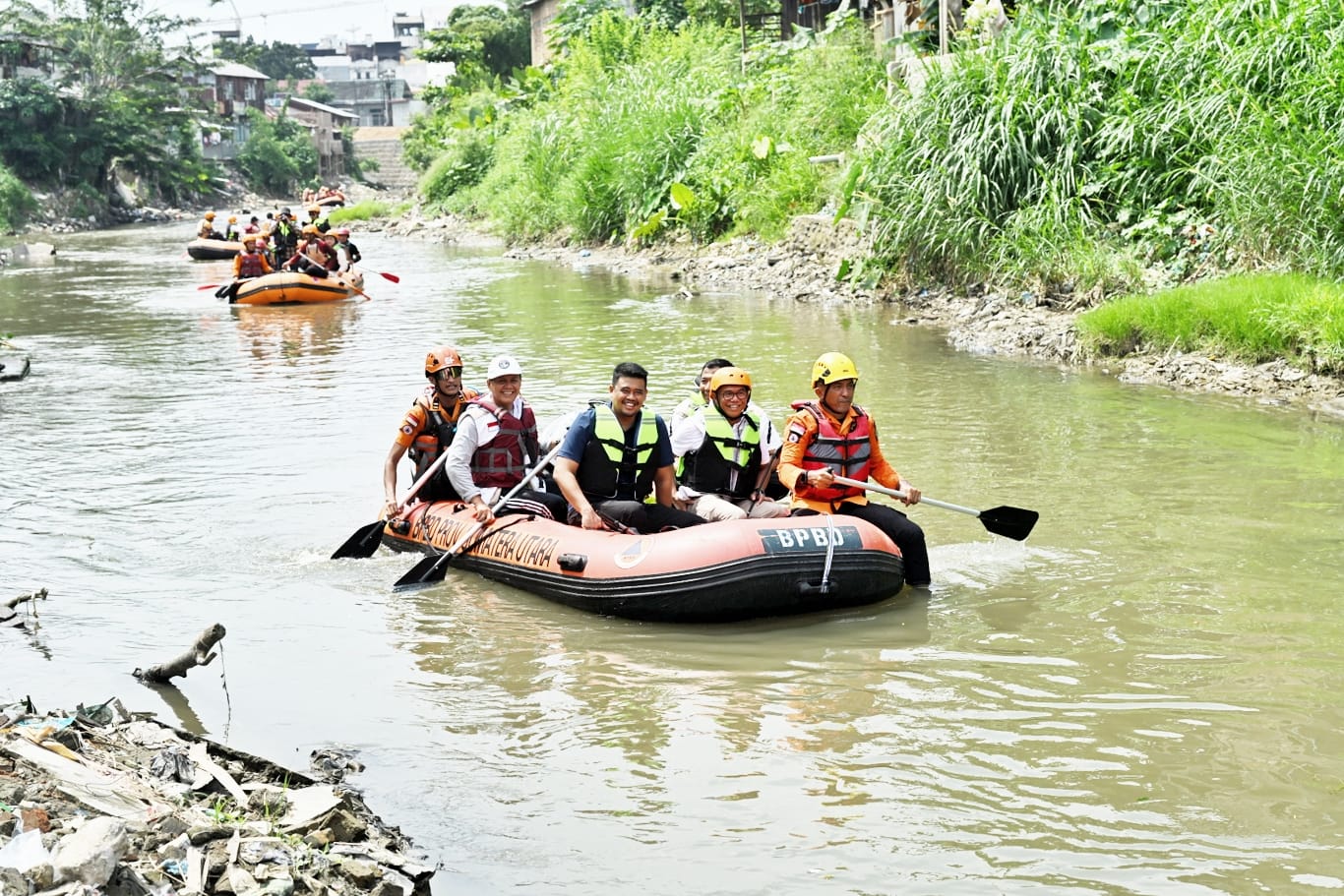 Gubernur Sumatera Utara Muhammad Bobby Afif Nasution mengikuti aksi bersih aliran Sungai Deli dan menyapa warga Kelurahan Aur, Medan Maimun, dalam rangka HUT ke-18 Partai Gerindra, Minggu (8/2/2026).