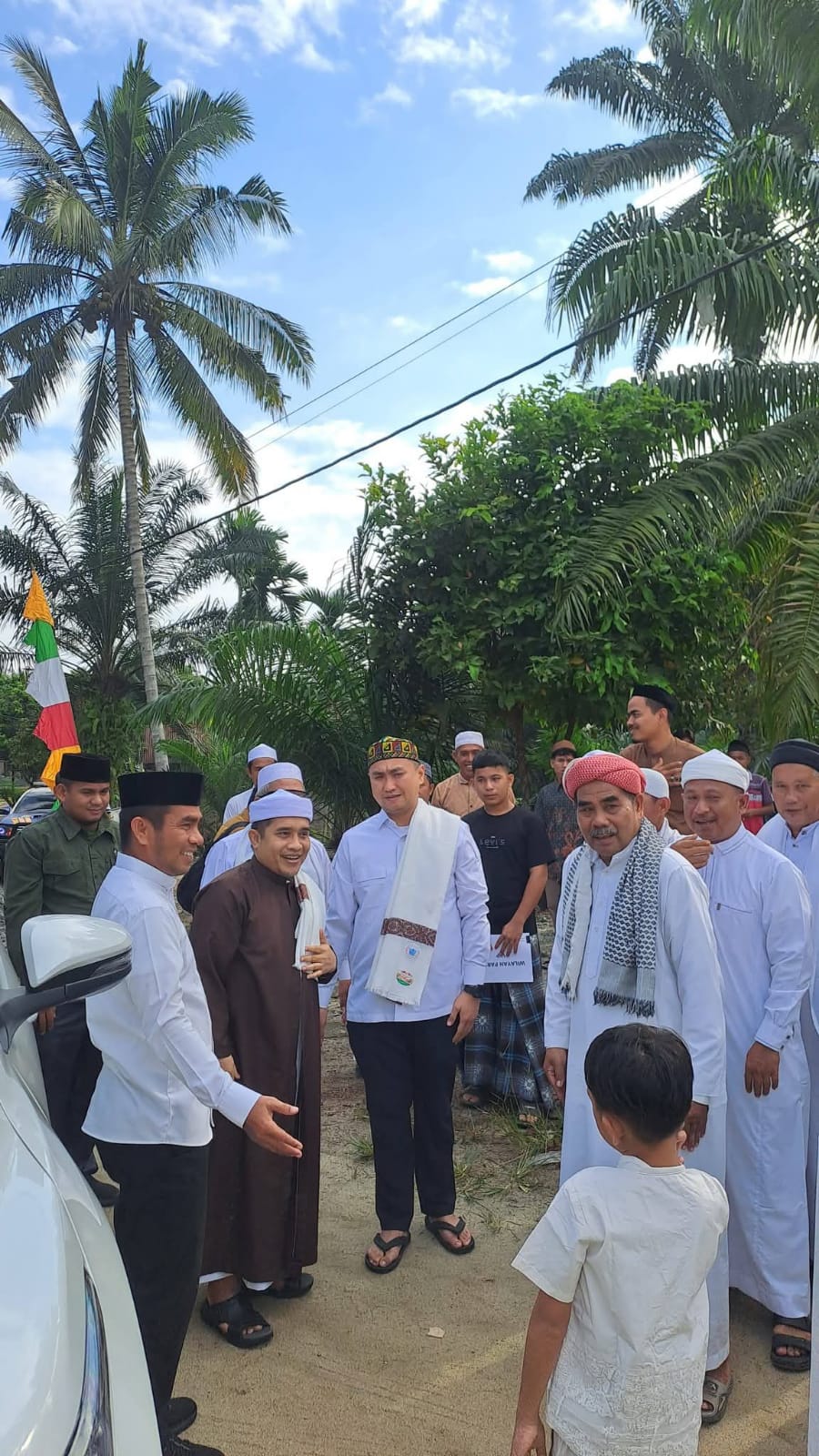 Bupati Labuhanbatu Utara, Dr H Hendriyanto Sitorus, menyambut kedatangan Tuan Guru Babussalam Langkat.
