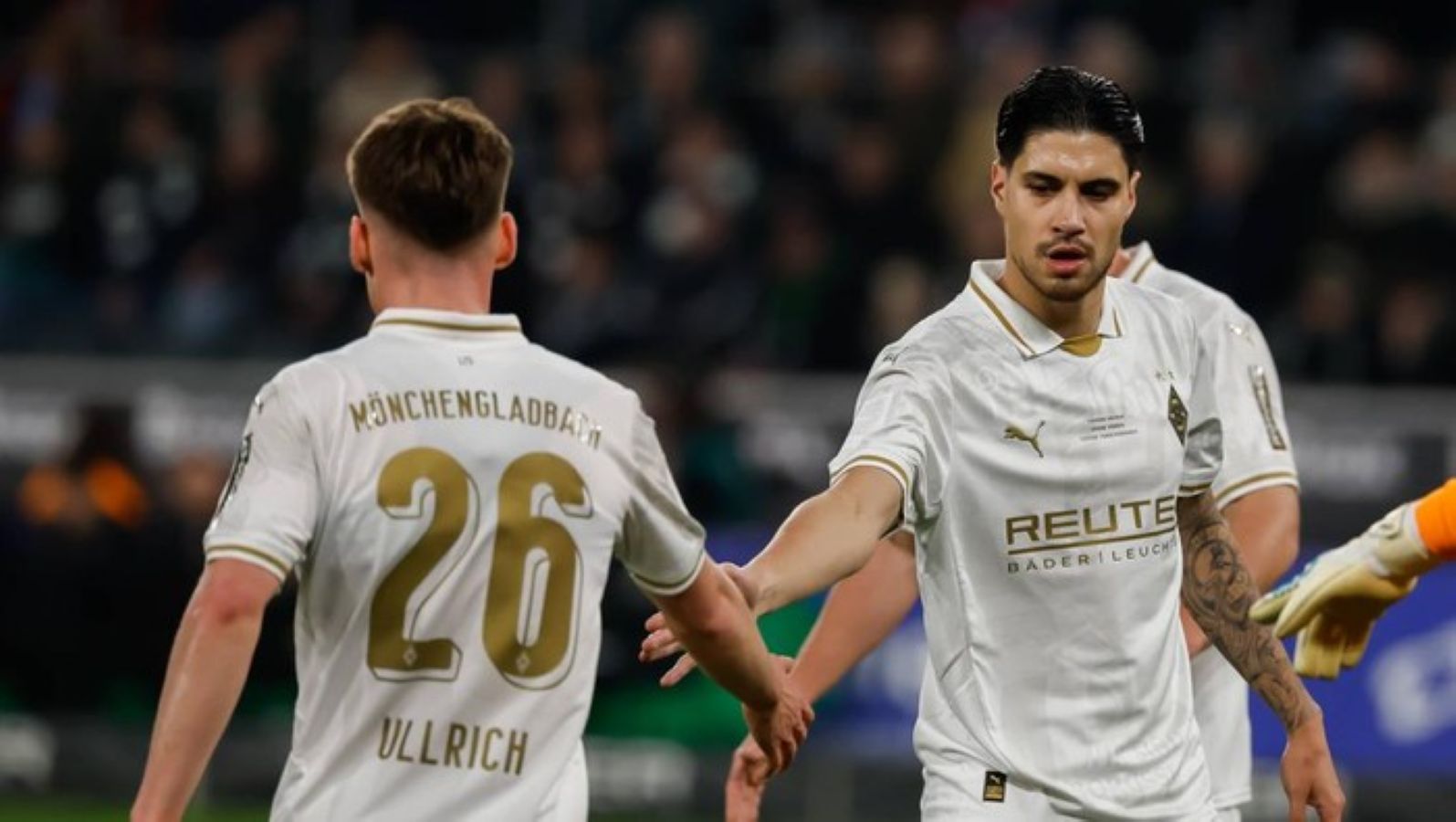 Kevin Diks (kanan) berduel dengan pemain Bayer Leverkusen saat Borussia Moenchengladbach bermain imbang 1-1 di Borussia-Park.